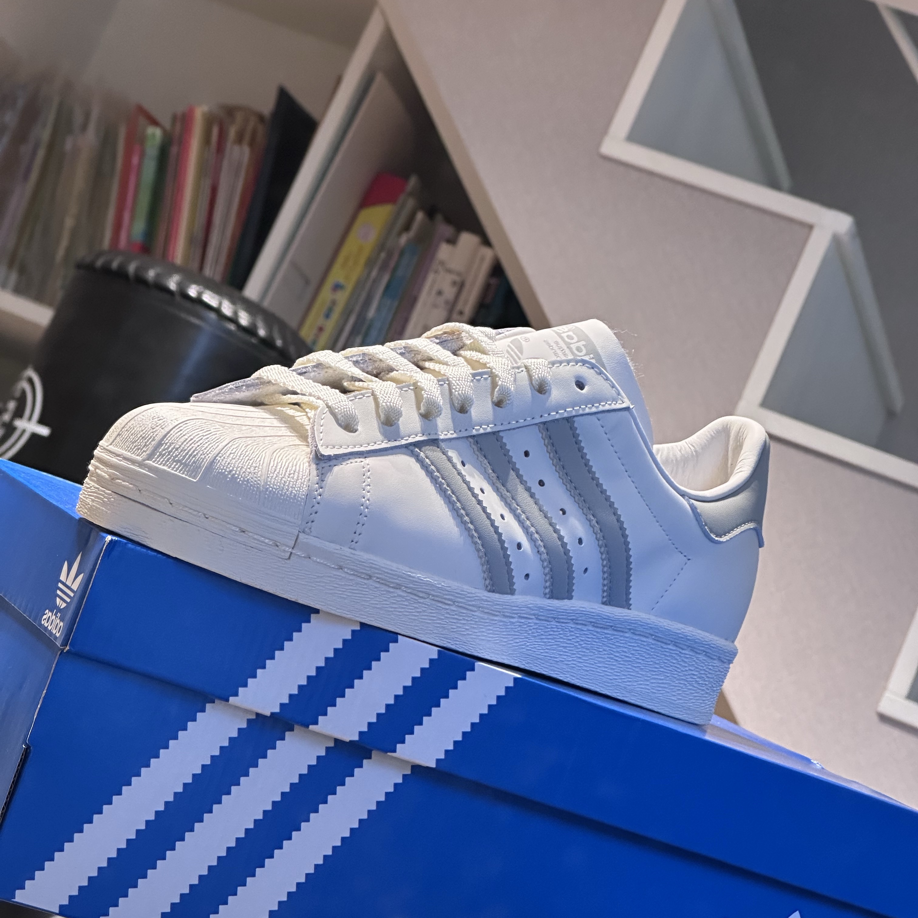 Adidas Superstar 82 Cloud White Metal Grey 착용 스타일 - 2