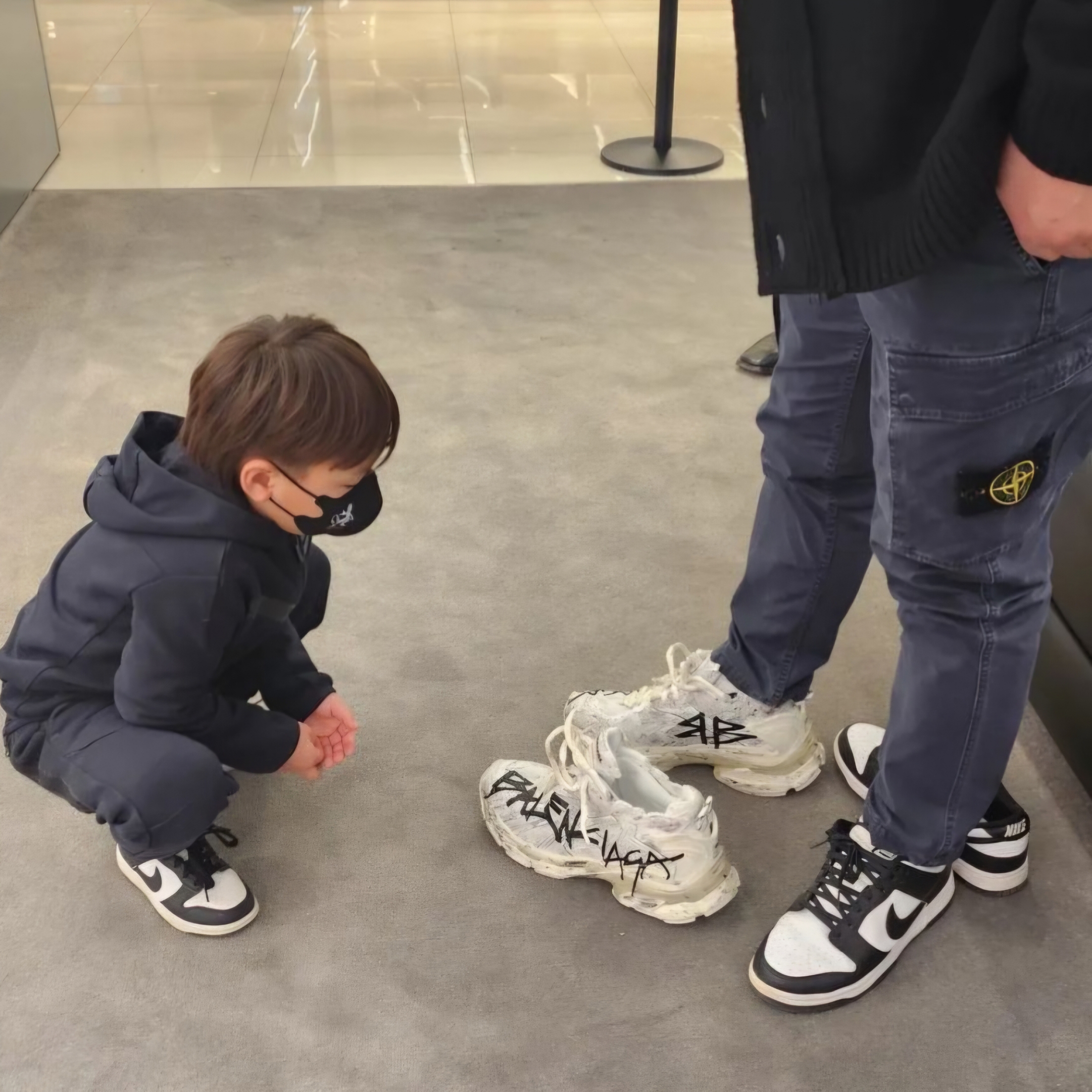 Balenciaga Runner Graffiti Sneakers White, Nike Dunk Low Retro Black 착용 스타일 - 2