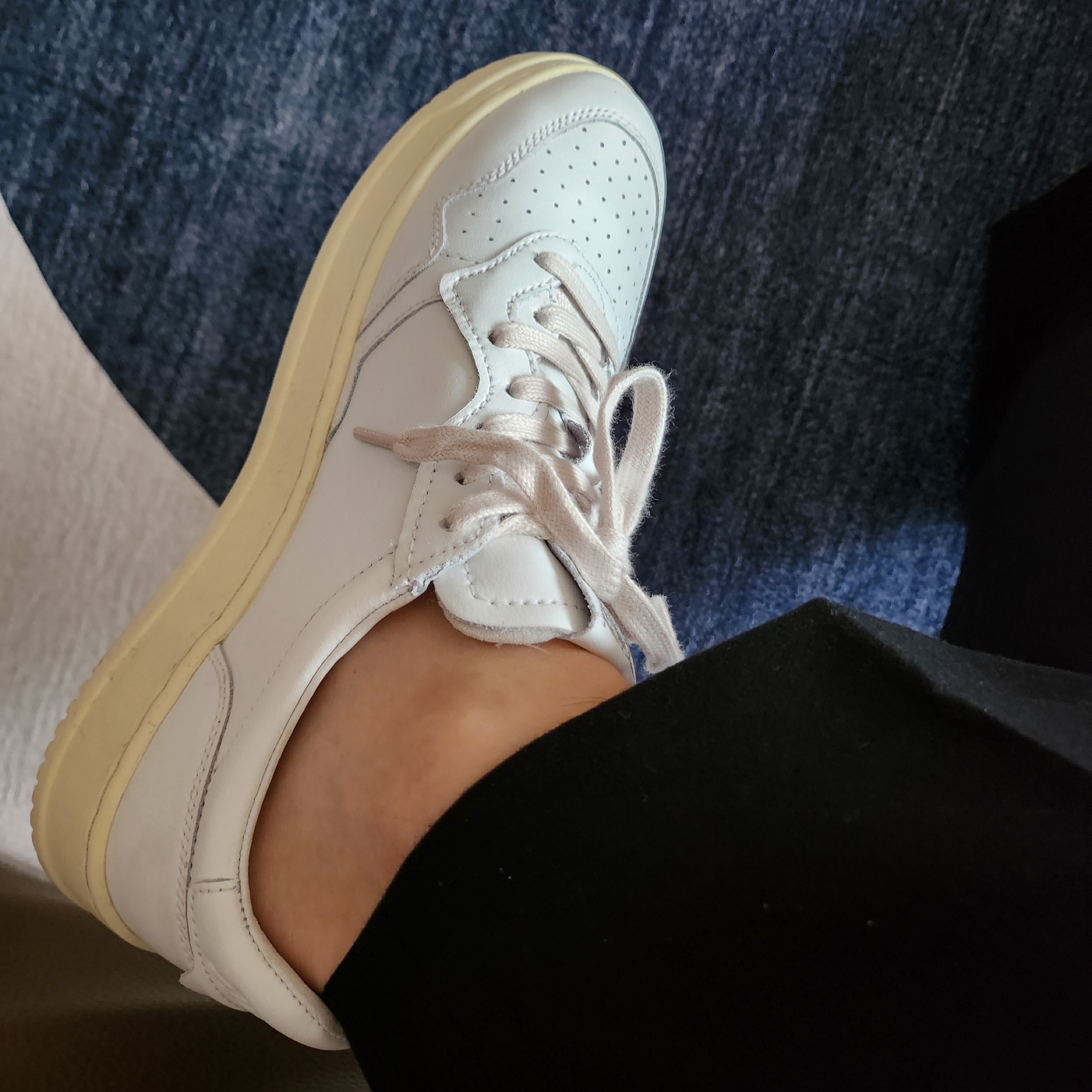 Autry Medalist Low Leather Sneakers White 착용 스타일 - 3