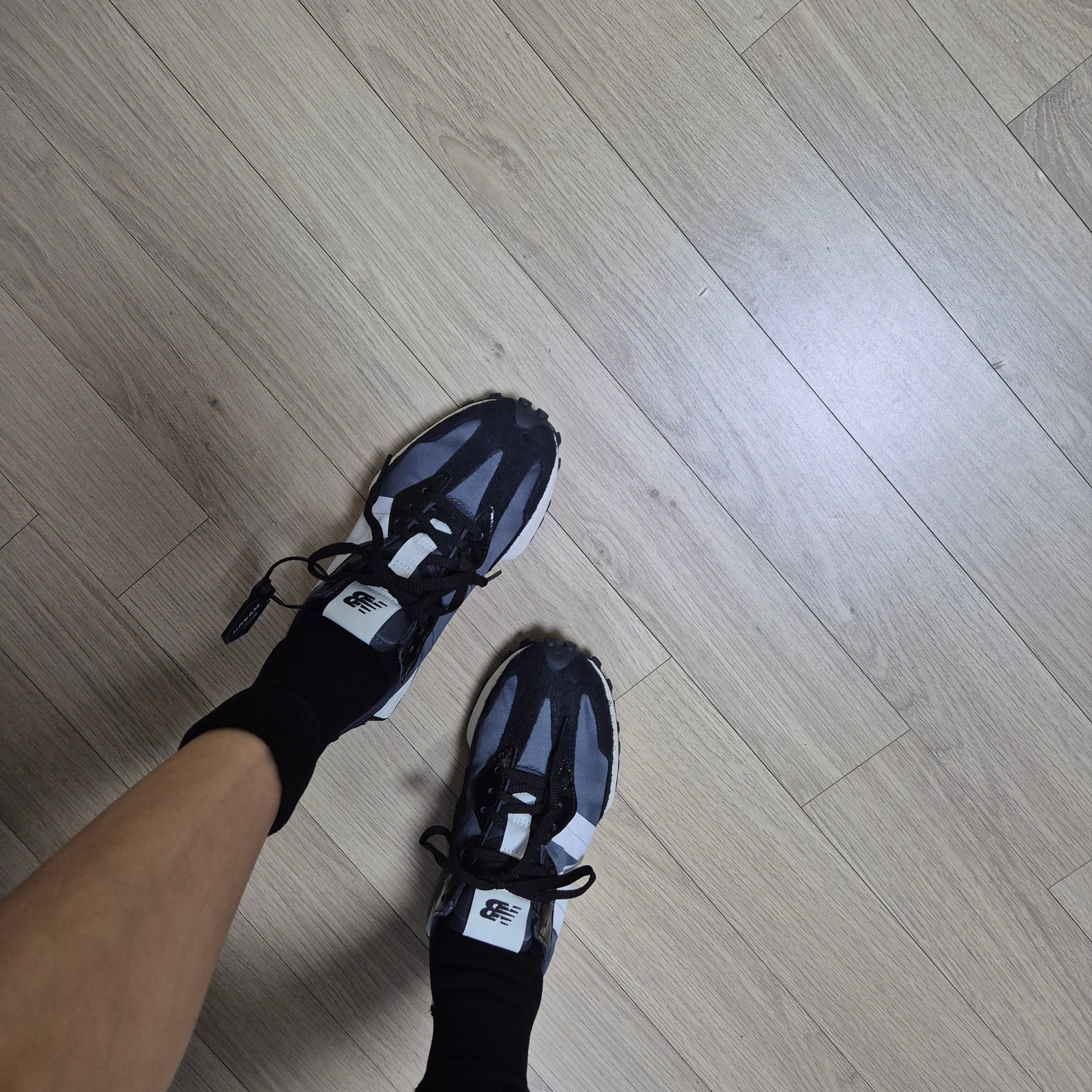 (W) New Balance 327 Black Grey 착용 스타일 - 3