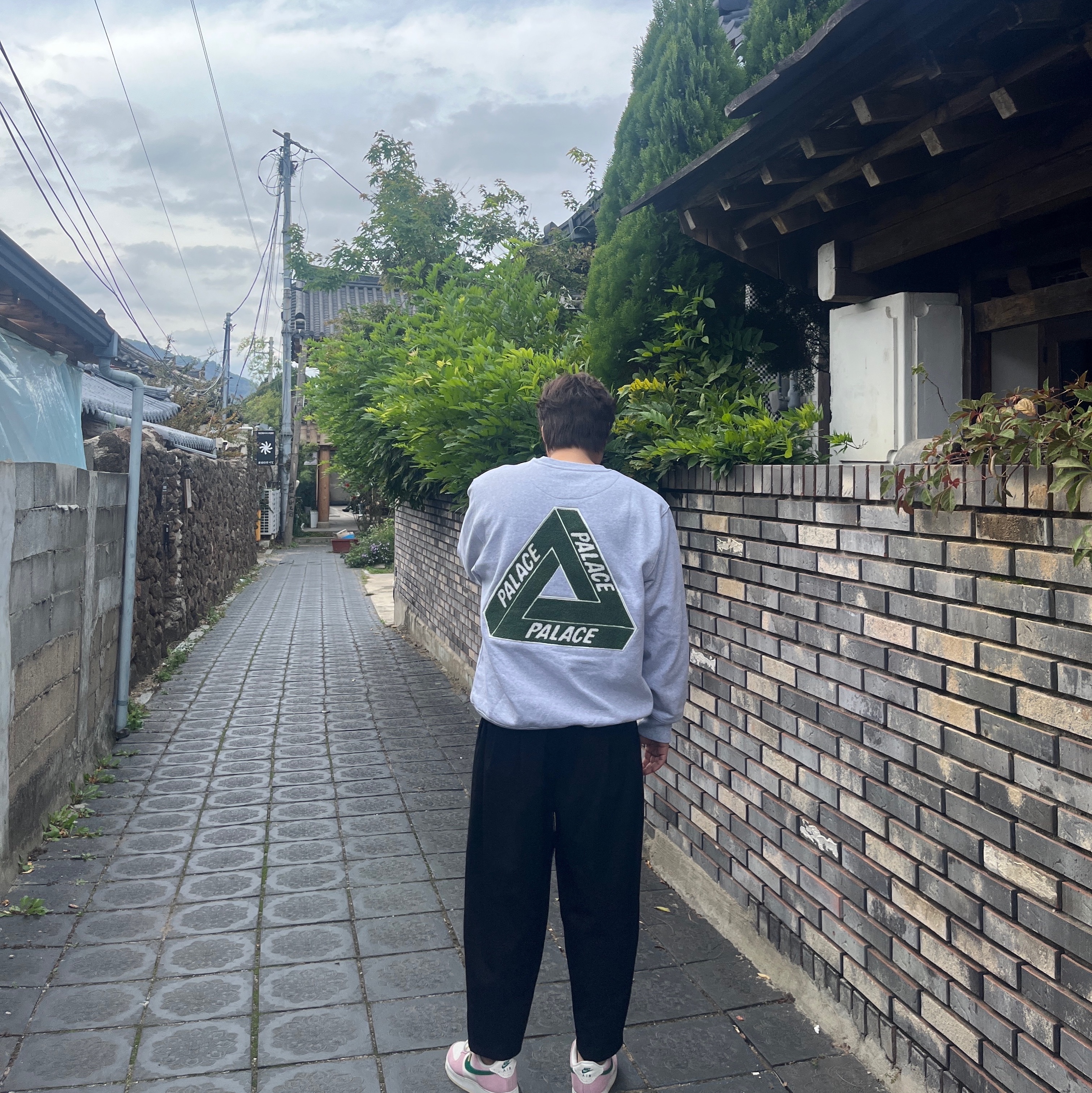 Palace Chenille Tri-Ferg Crew Grey Marl - 24FW 착용 스타일