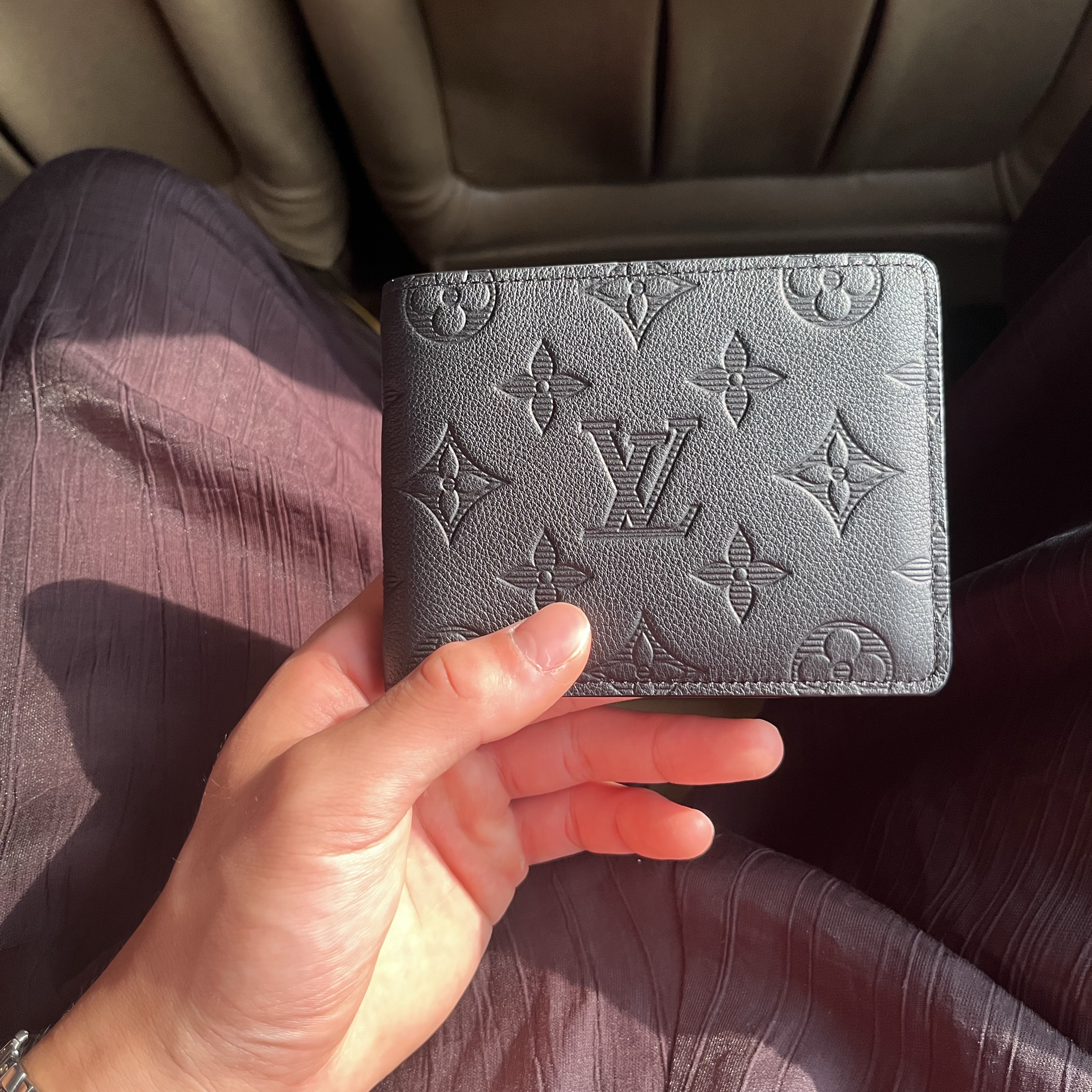 Louis Vuitton Multiple Wallet Monogram Shadow 착용 스타일