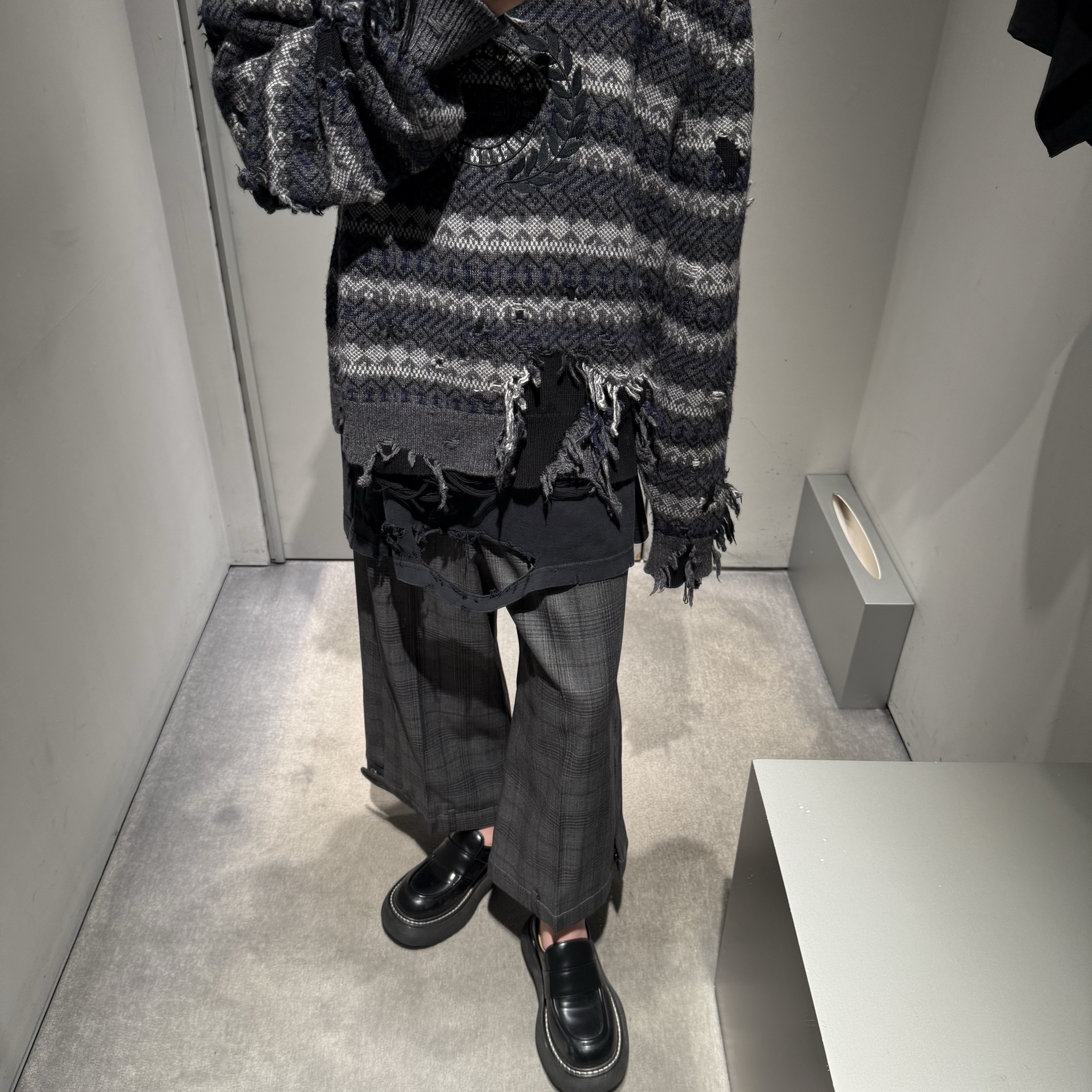 (W) Balenciaga 3b Sports Icon Repaired T-Shirt Oversized Black, (W) Balenciaga Deconstructed Long Shorts Grey 착용 스타일 - 1