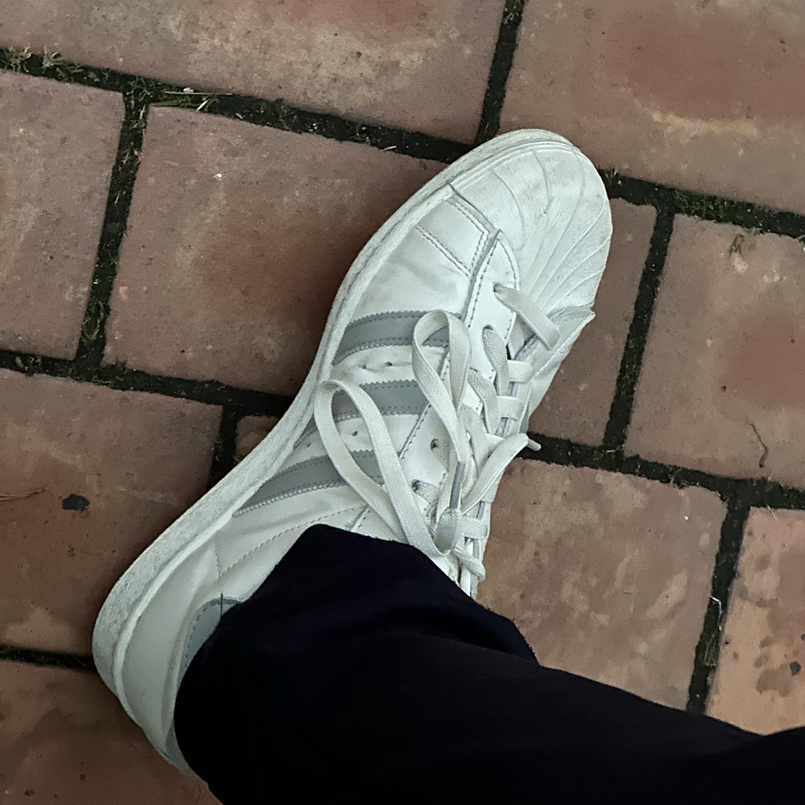 Adidas Superstar 82 Cloud White Metal Grey 착용 스타일 - 5