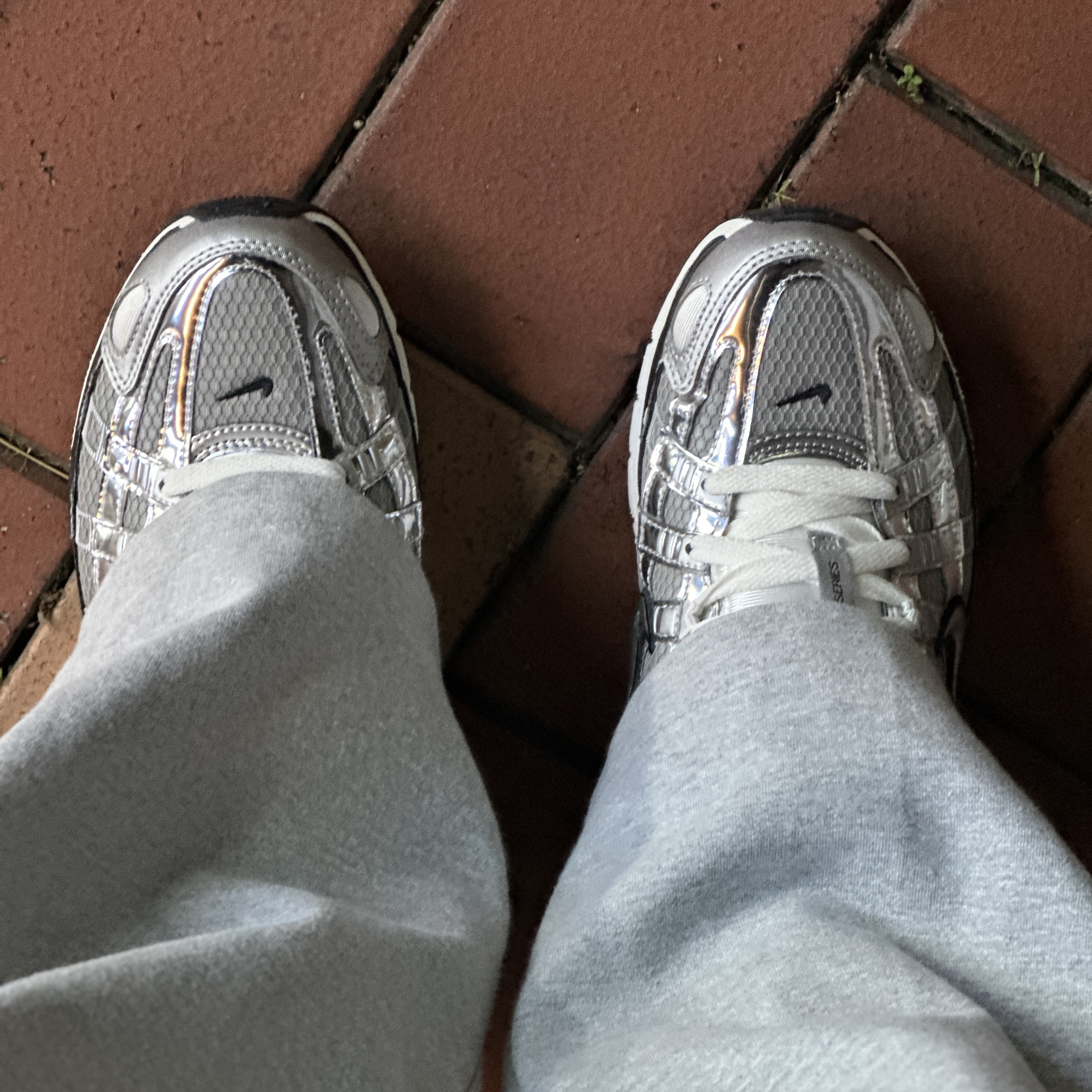Nike P-6000 Metallic Silver 착용 스타일 - 2