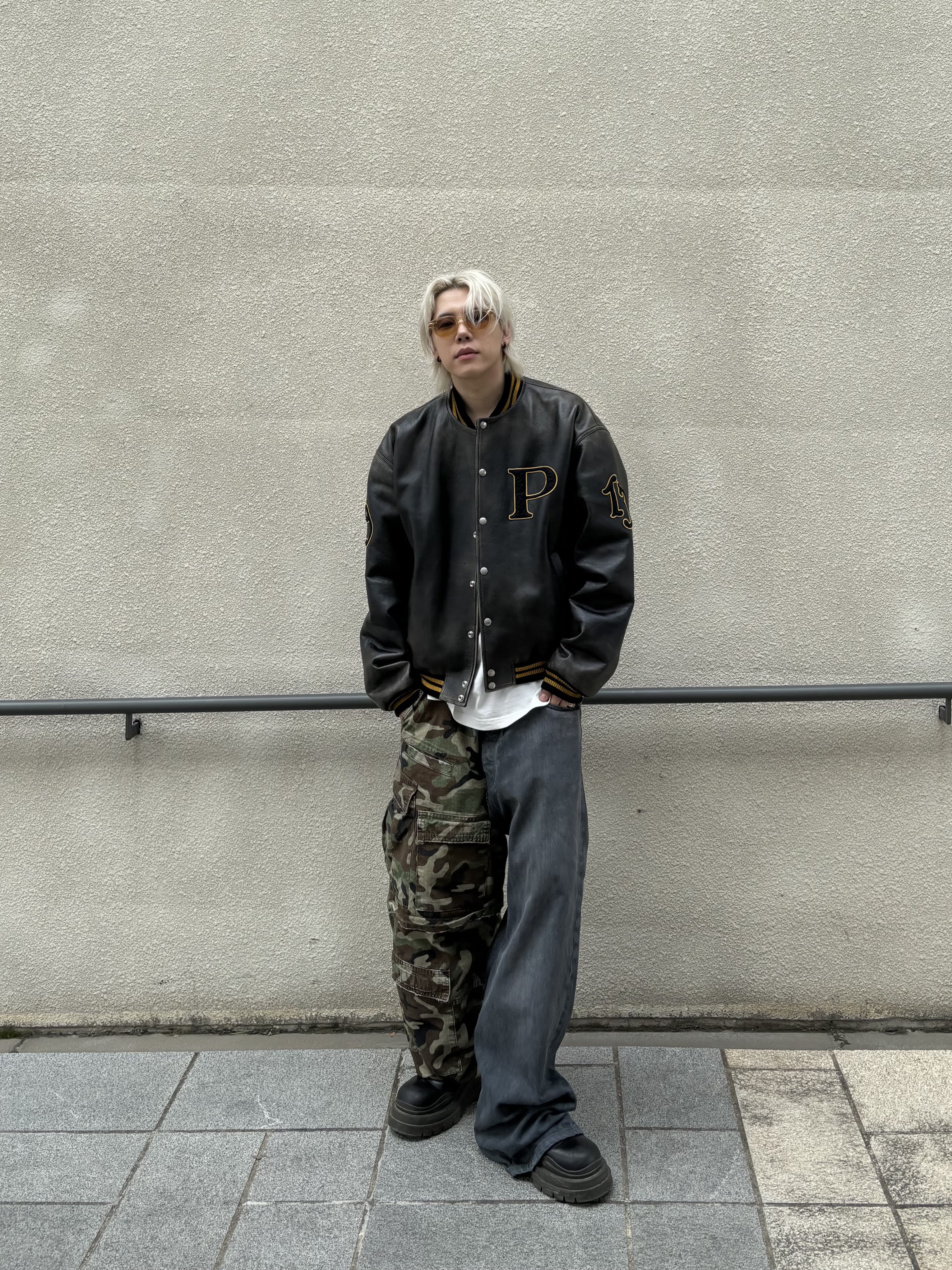 Prada Padded Leather Bomber Jacket Black, Balenciaga Dark Camo Hybrid Baggy Pants Dark Blue 착용 스타일 - 2
