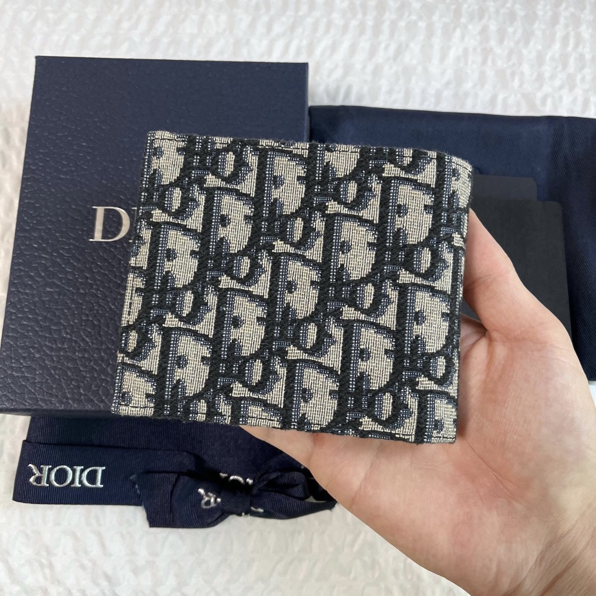 Dior Compact Wallet Beige & Black Dior Oblique Jacquard 착용 스타일 - 2