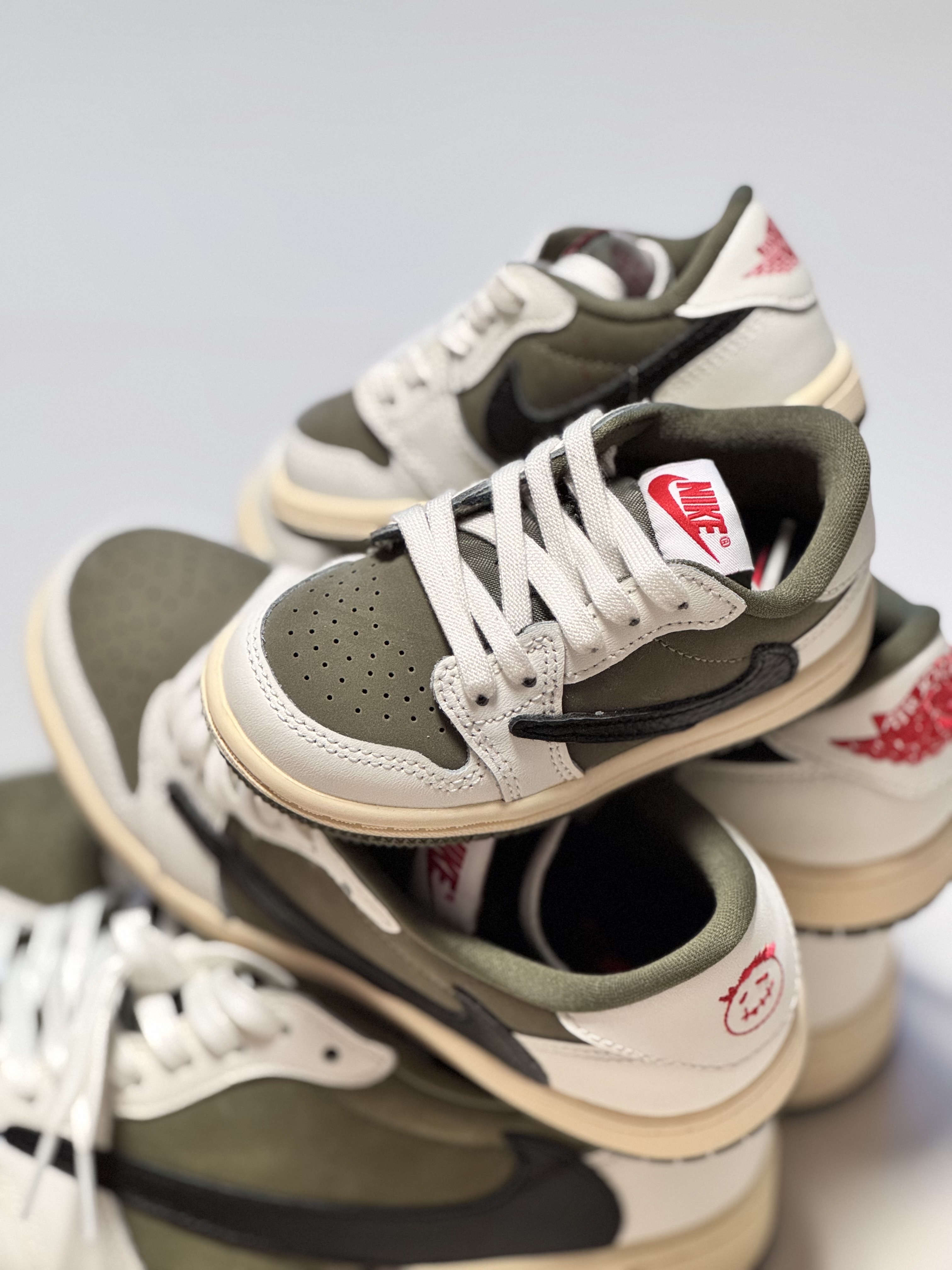 Jordan 1 x Travis Scott Retro Low OG SP Reverse Olive, (PS) Jordan 1 x Travis Scott Retro Low OG SP Reverse Olive 착용 스타일 - 1