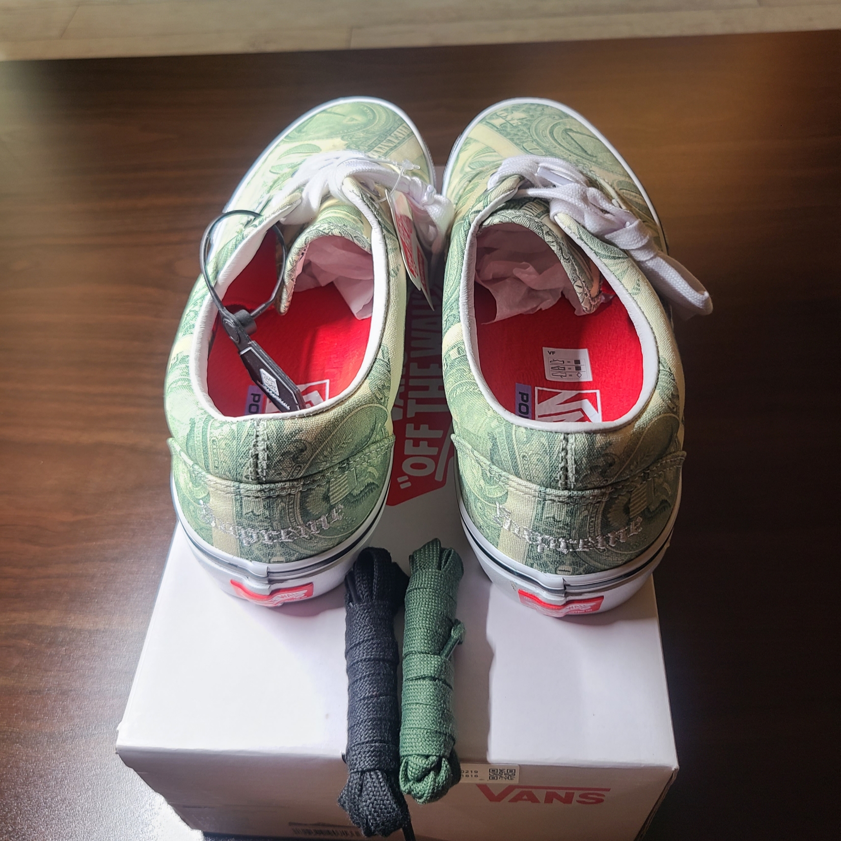 Vans x Supreme Era Dollar Green 착용 스타일 - 4