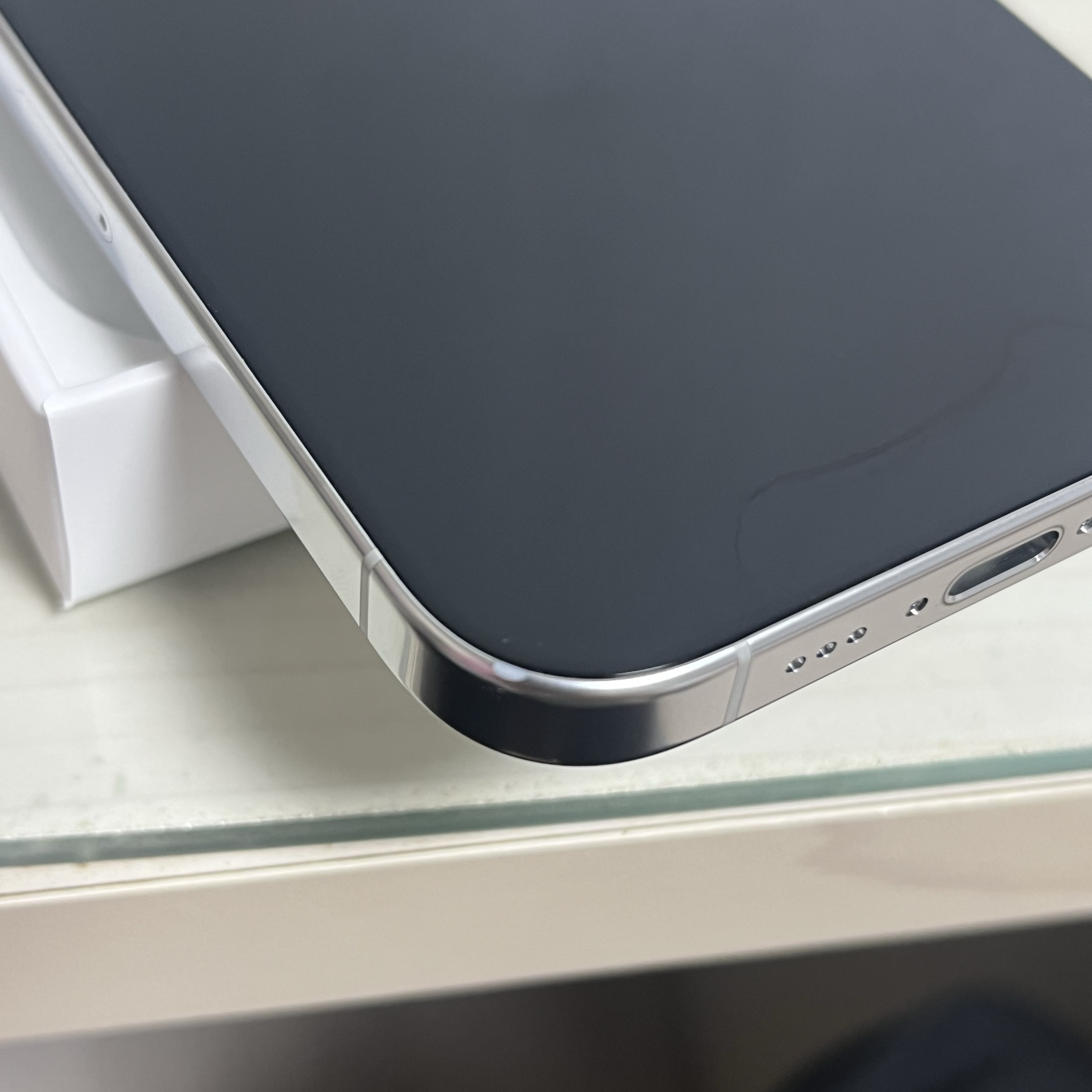 Apple iPhone 16 Pro 256GB White Titanium (Korean Ver.) 착용 스타일 - 1