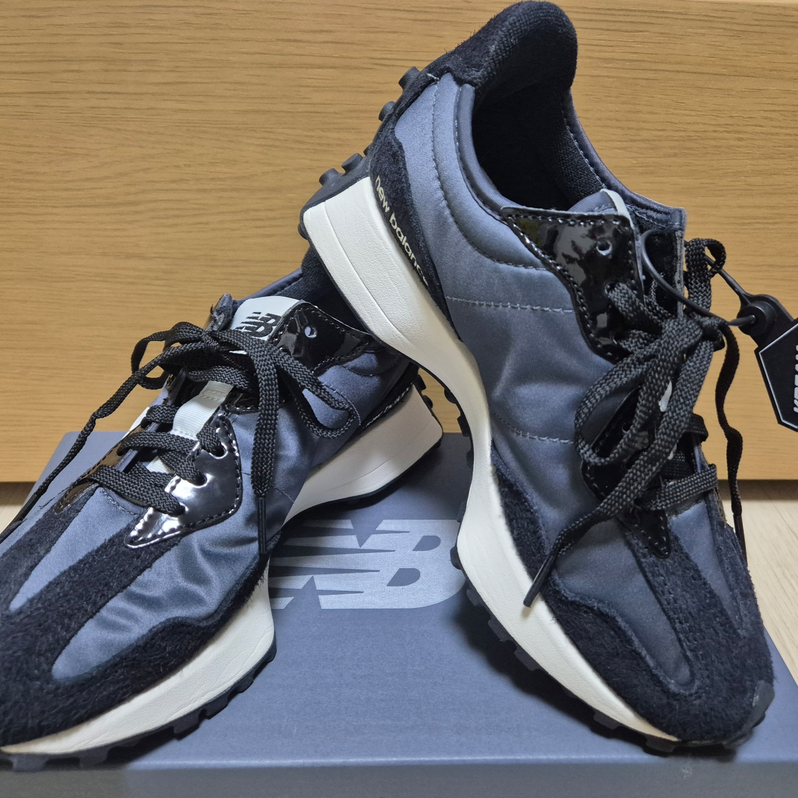 (W) New Balance 327 Black Grey 착용 스타일 - 1