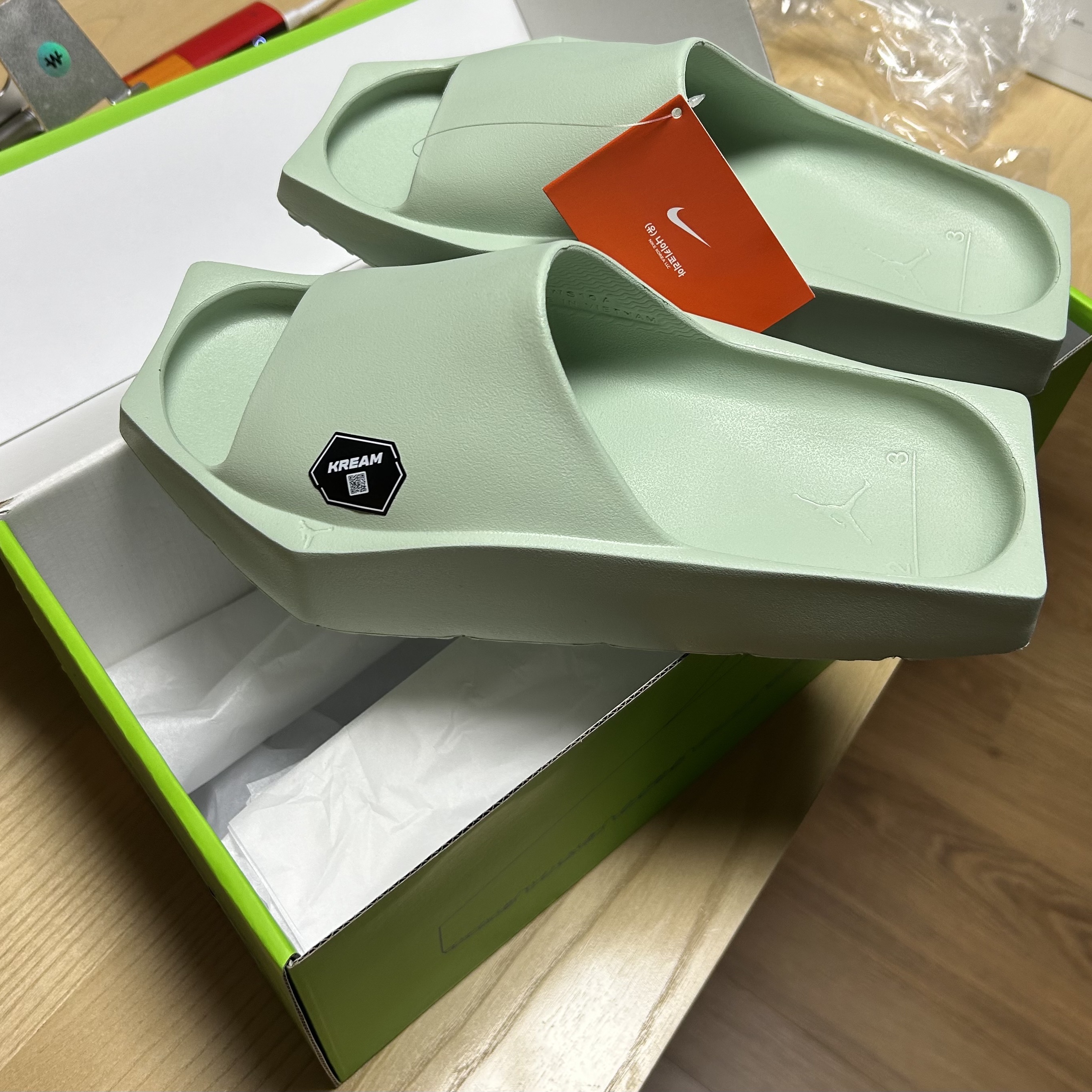 (W) Jordan Hex Slide Pistachio Frost 착용 스타일 - 3