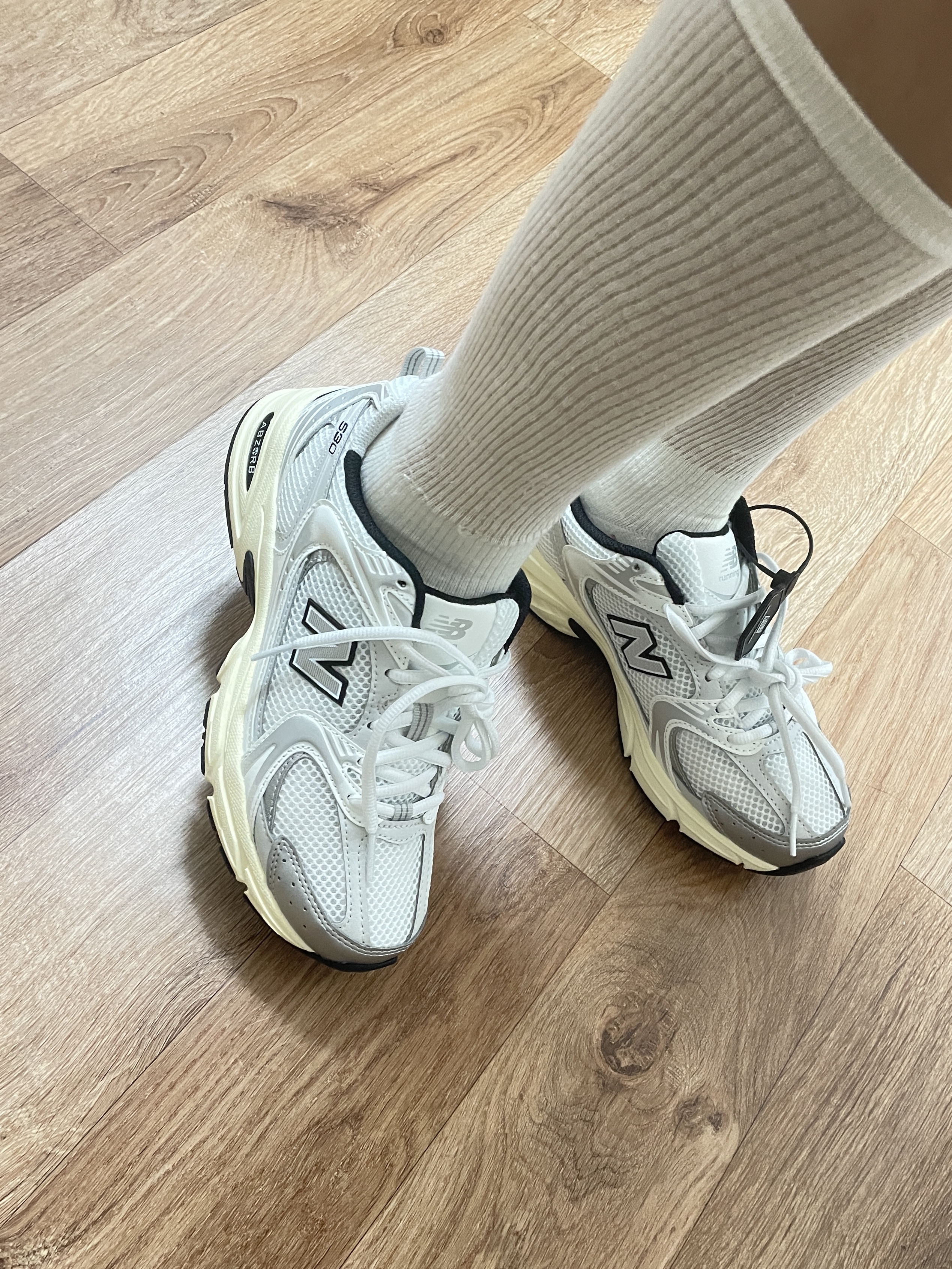 New Balance 530 Silver Cream 착용 스타일 - 1