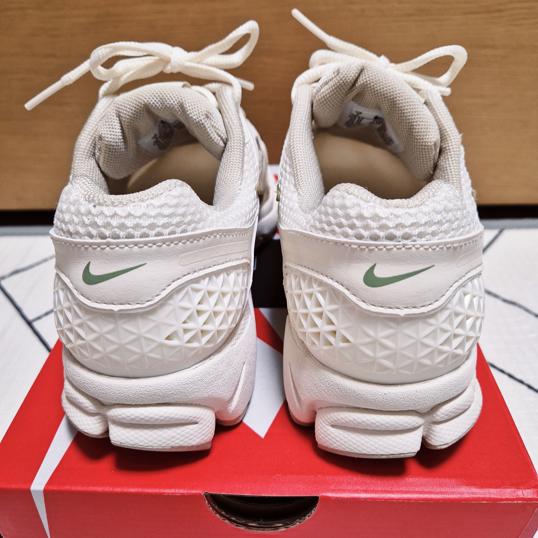 (W) Nike Zoom Vomero 5 Pale Ivory Sanddrift 착용 스타일 - 2