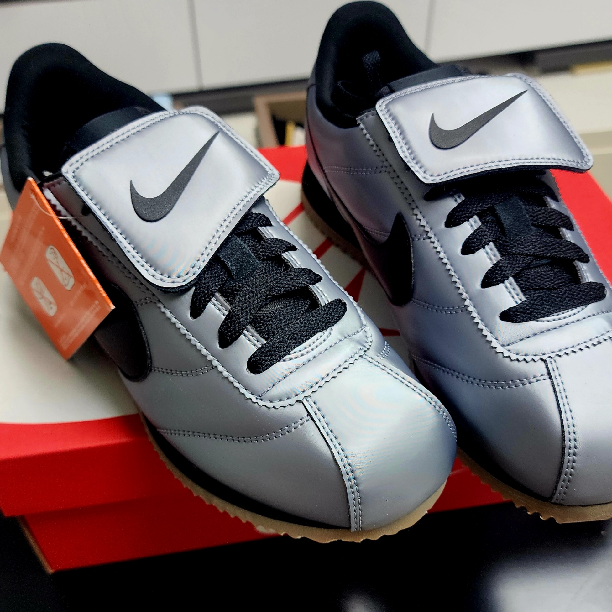 Nike Cortez Leather SE Metallic Cool Grey Black 착용 스타일 - 1