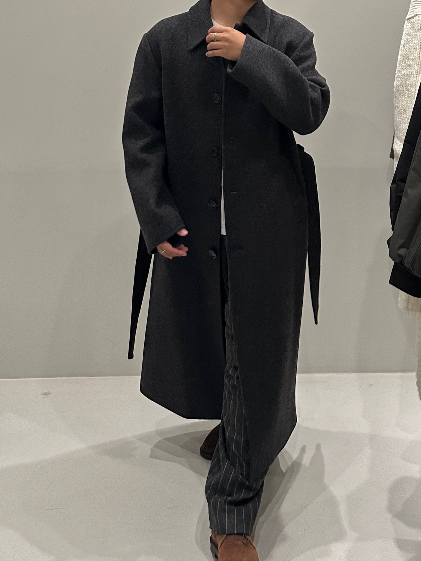Amomento Mens Single Breasted Long Coat Charcoal - 24FW 착용 스타일 - 1