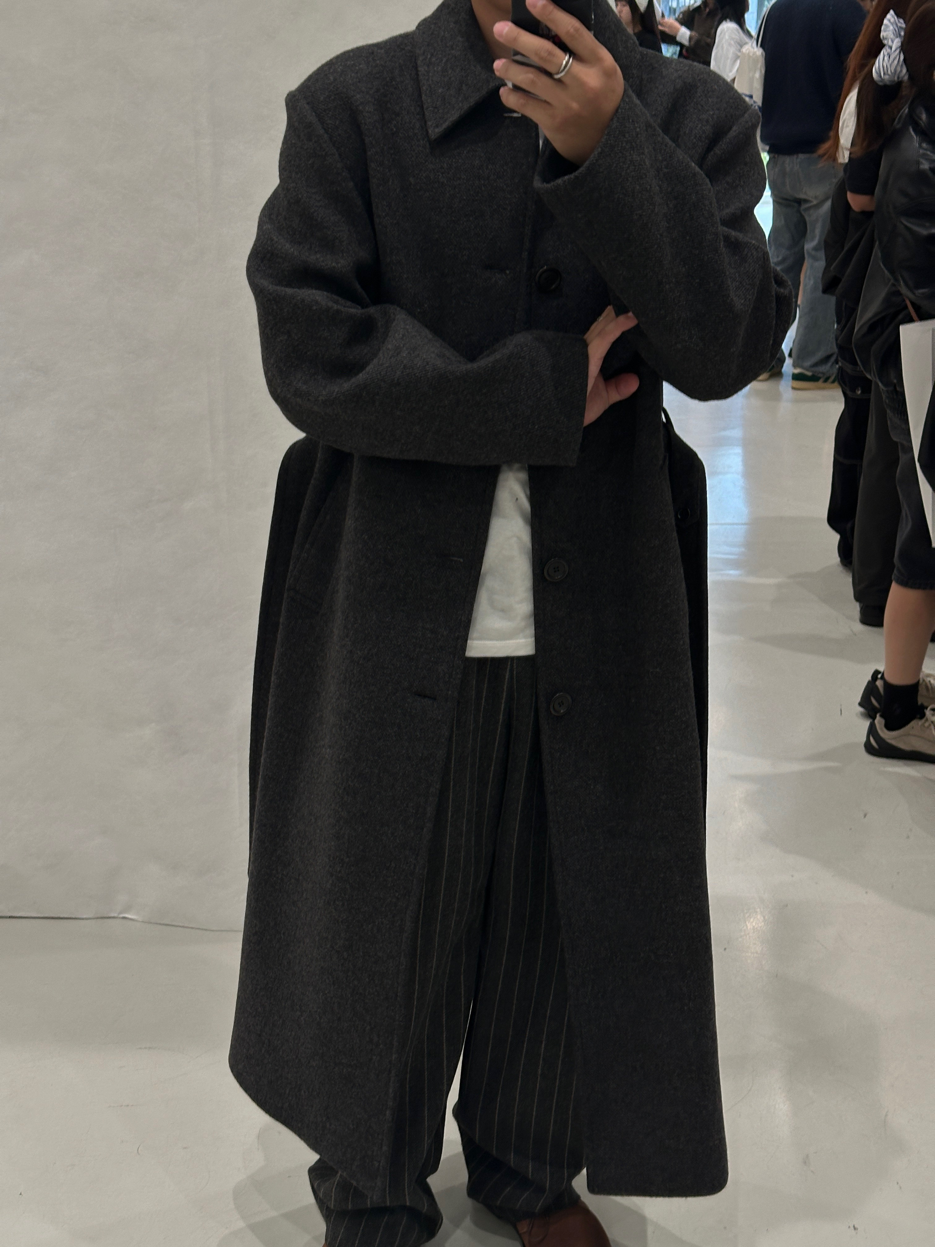 Amomento Mens Single Breasted Long Coat Charcoal - 24FW 착용 스타일 - 2