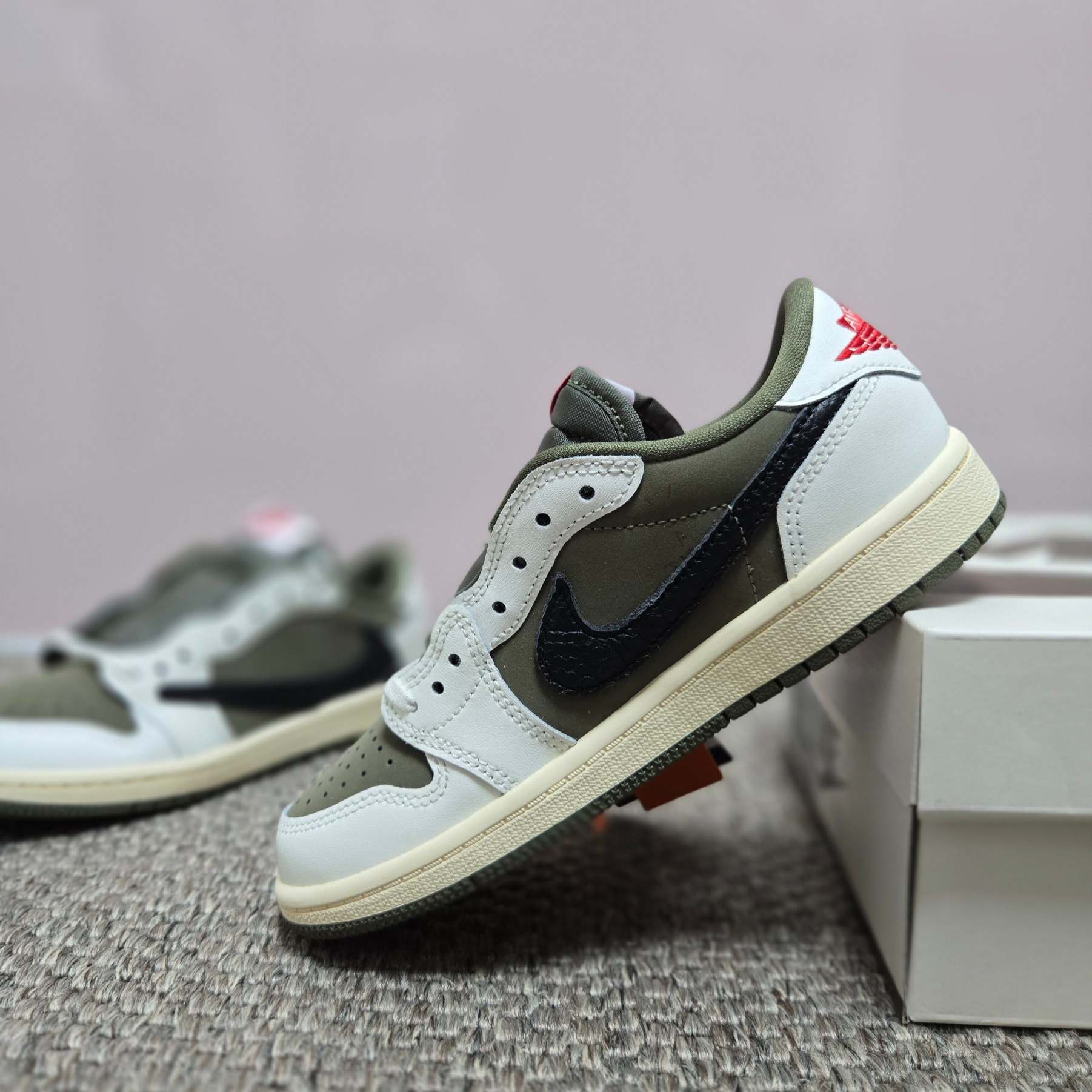 (PS) Jordan 1 x Travis Scott Retro Low OG SP Reverse Olive 착용 스타일 - 1