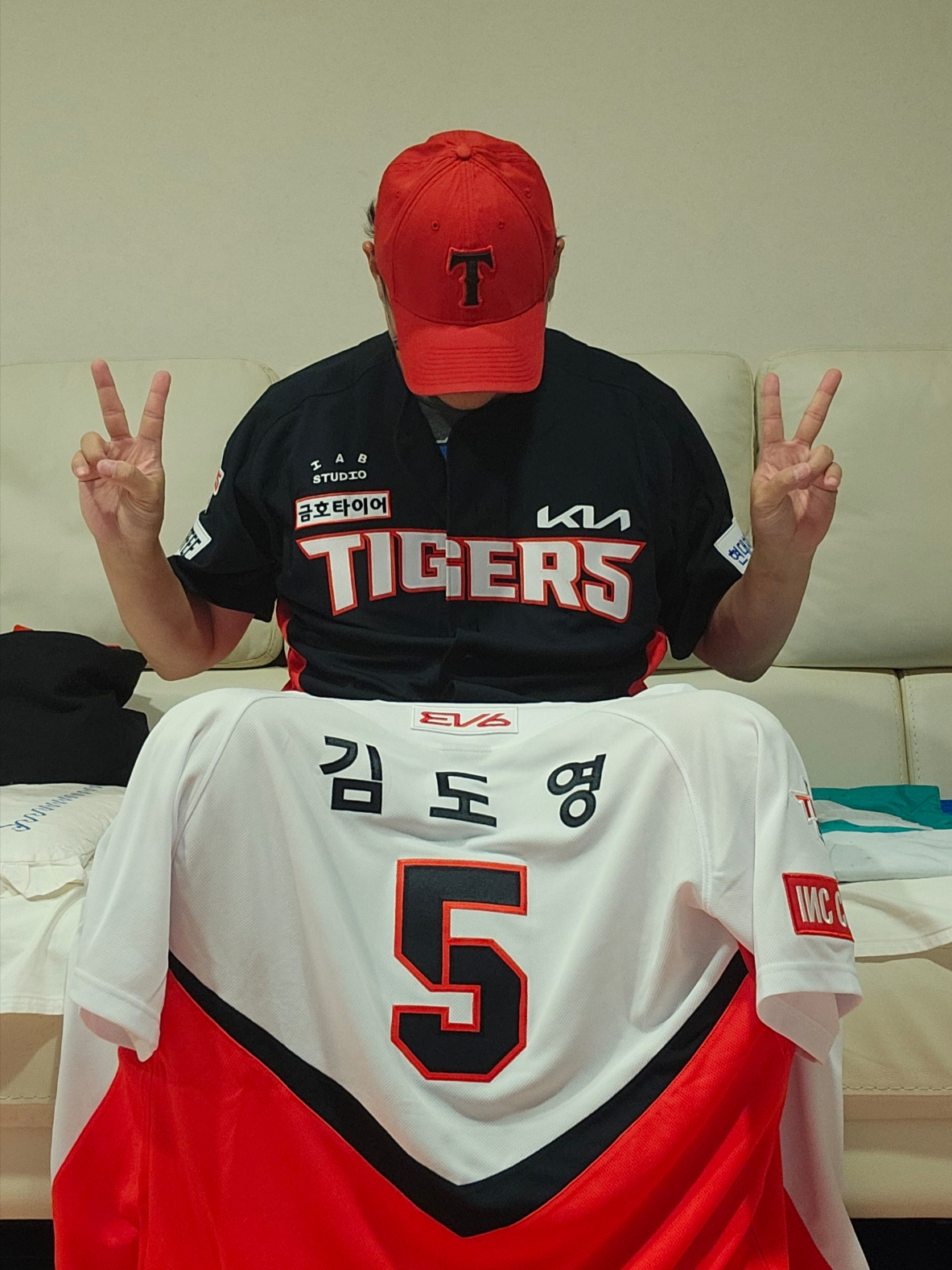 Kia Tigers x IAB Studio 24 Authentic Away Uniform Black (Non Marking Ver.), Kia TIgers x IAB Studio 24 Authentic Home Uniform White (Non Marking Ver.) 착용 스타일