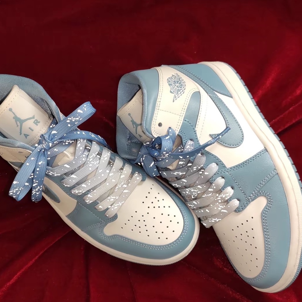 (W) Jordan 1 Mid Sail and Worn Blue 착용 스타일