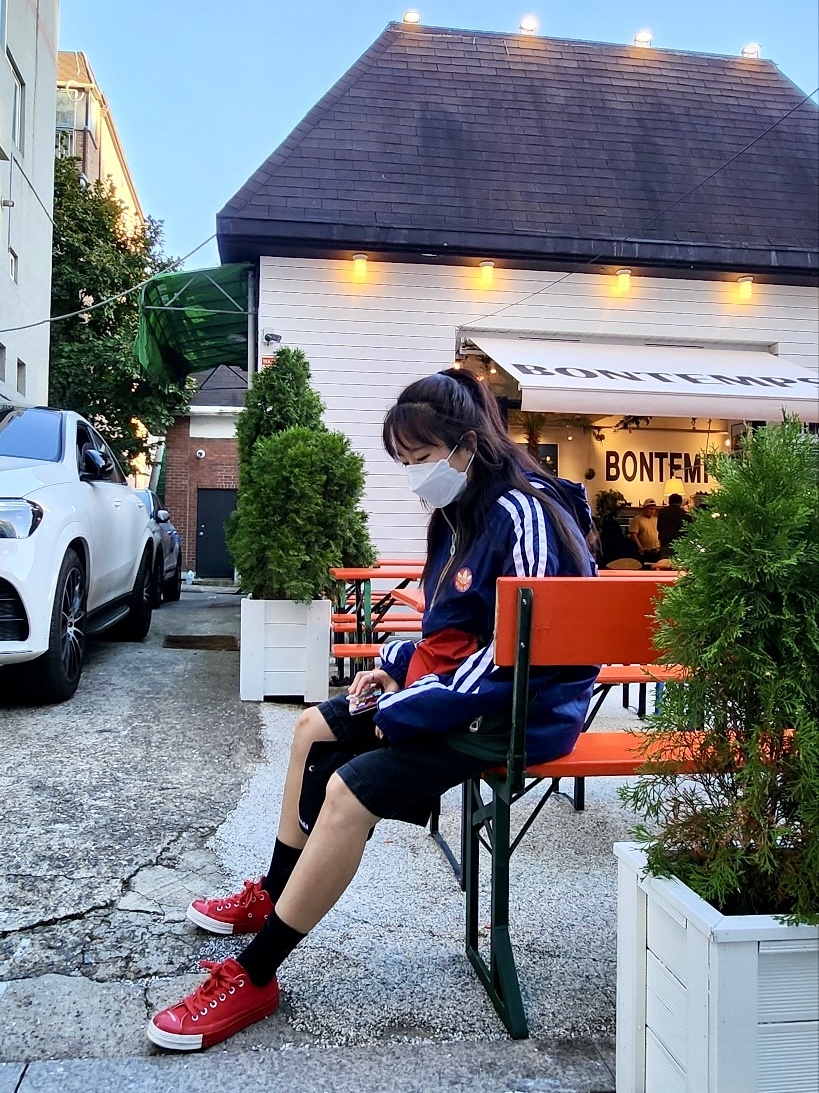 Converse x Undercover Chuck 70 Ox Red, Balenciaga Wheel XS Drawstring Bucket Bag Black White 착용 스타일 - 1