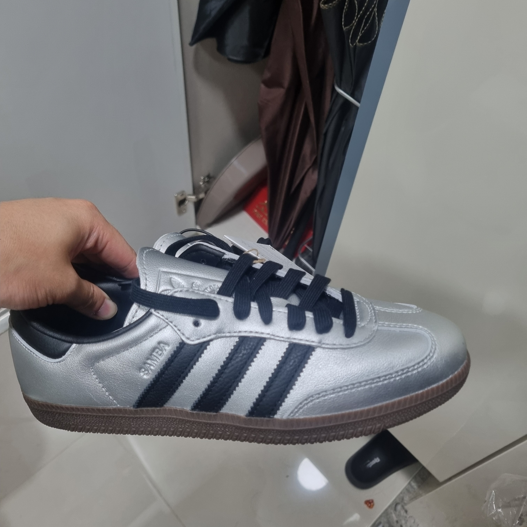 (W) Adidas Samba OG Silver Metalic Core Black Gum 착용 스타일