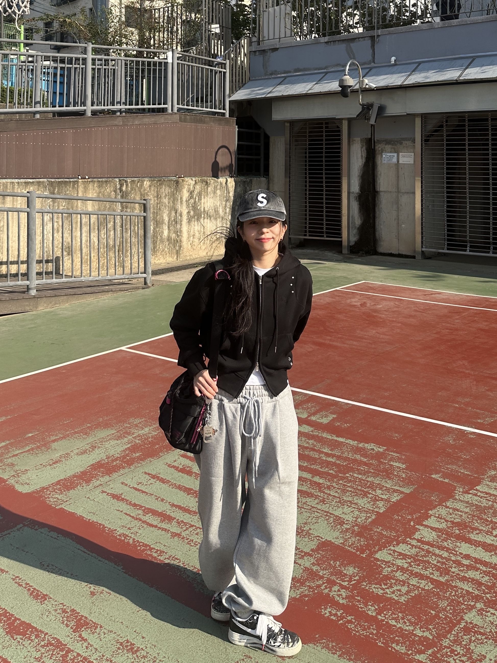 Nike x Peaceminusone Air Force 1 Low Para-Noise, Undermycar Mu.03 Anti Fxxking Logo Play Oversized Sweat Jogger Melange Gray 착용 스타일 - 1