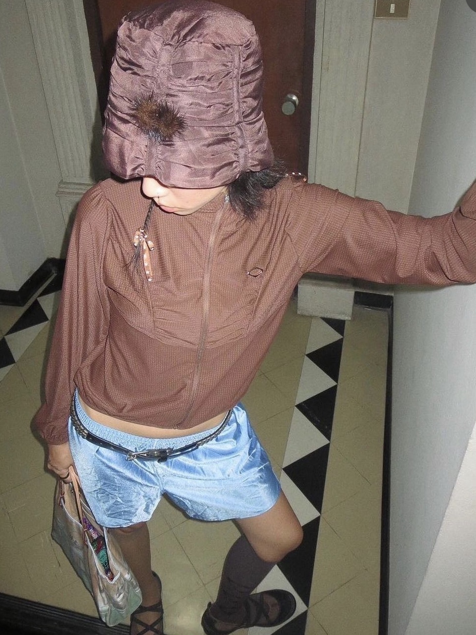 (W) Mischief Rhombus Color Blocked Sleeveless Black, (W) Mischief Rhombus Knitted Hoodie Rose Brown 착용 스타일 - 4