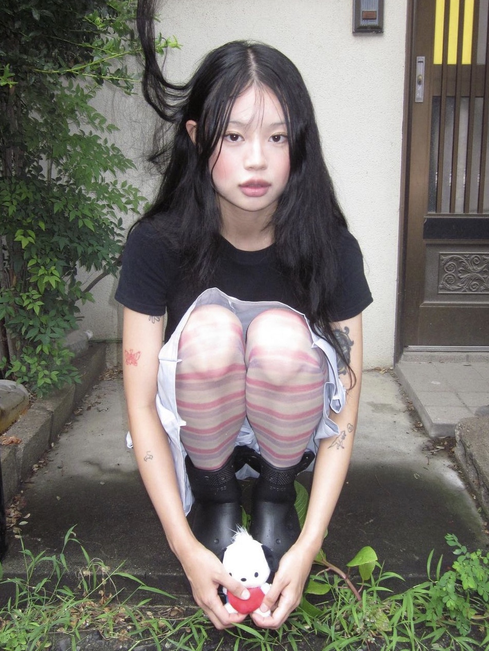 Coyseio Round Logo T-Shirt Charcoal 착용 스타일 - 2