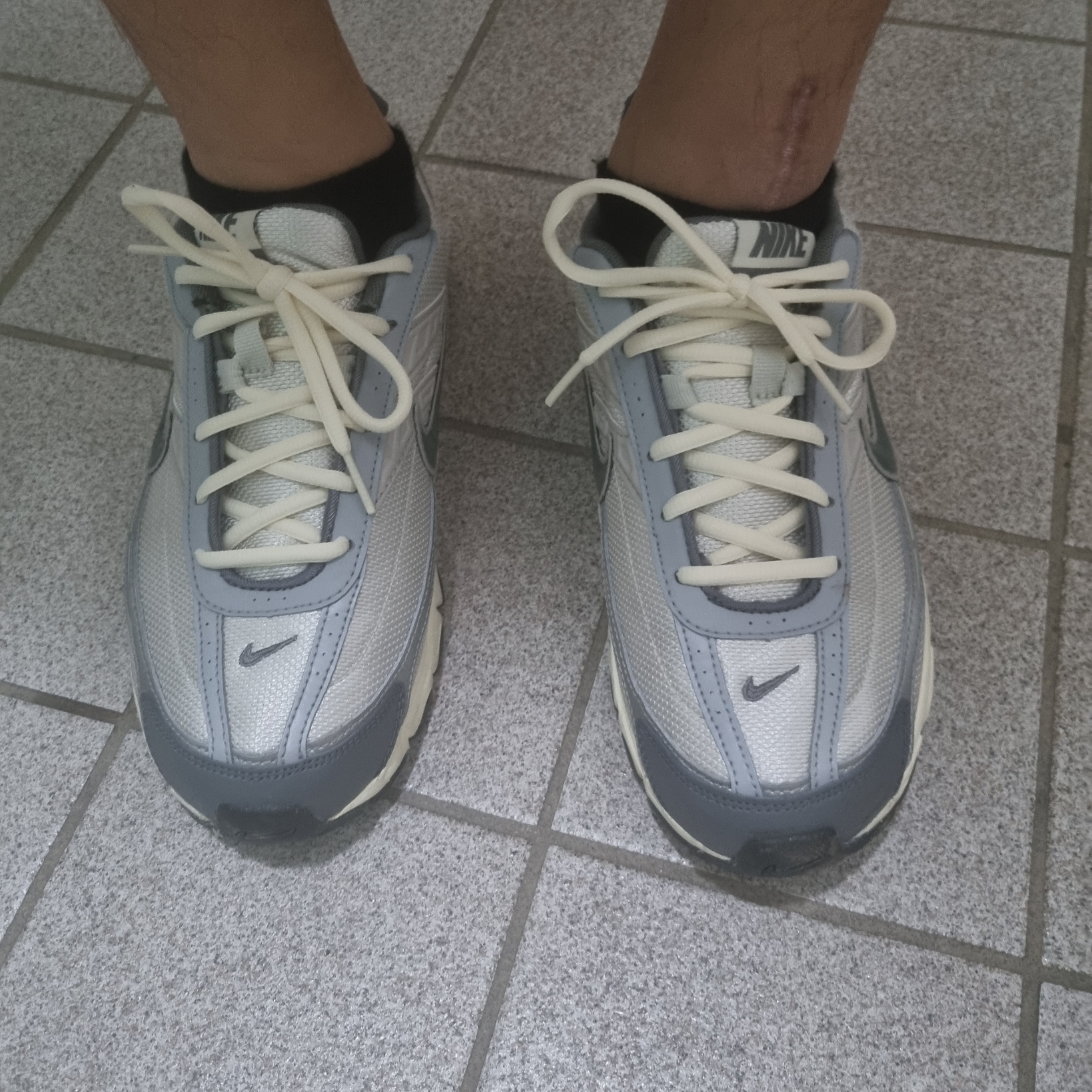 Nike Initiator Light Bone Smoke Grey 착용 스타일 - 2