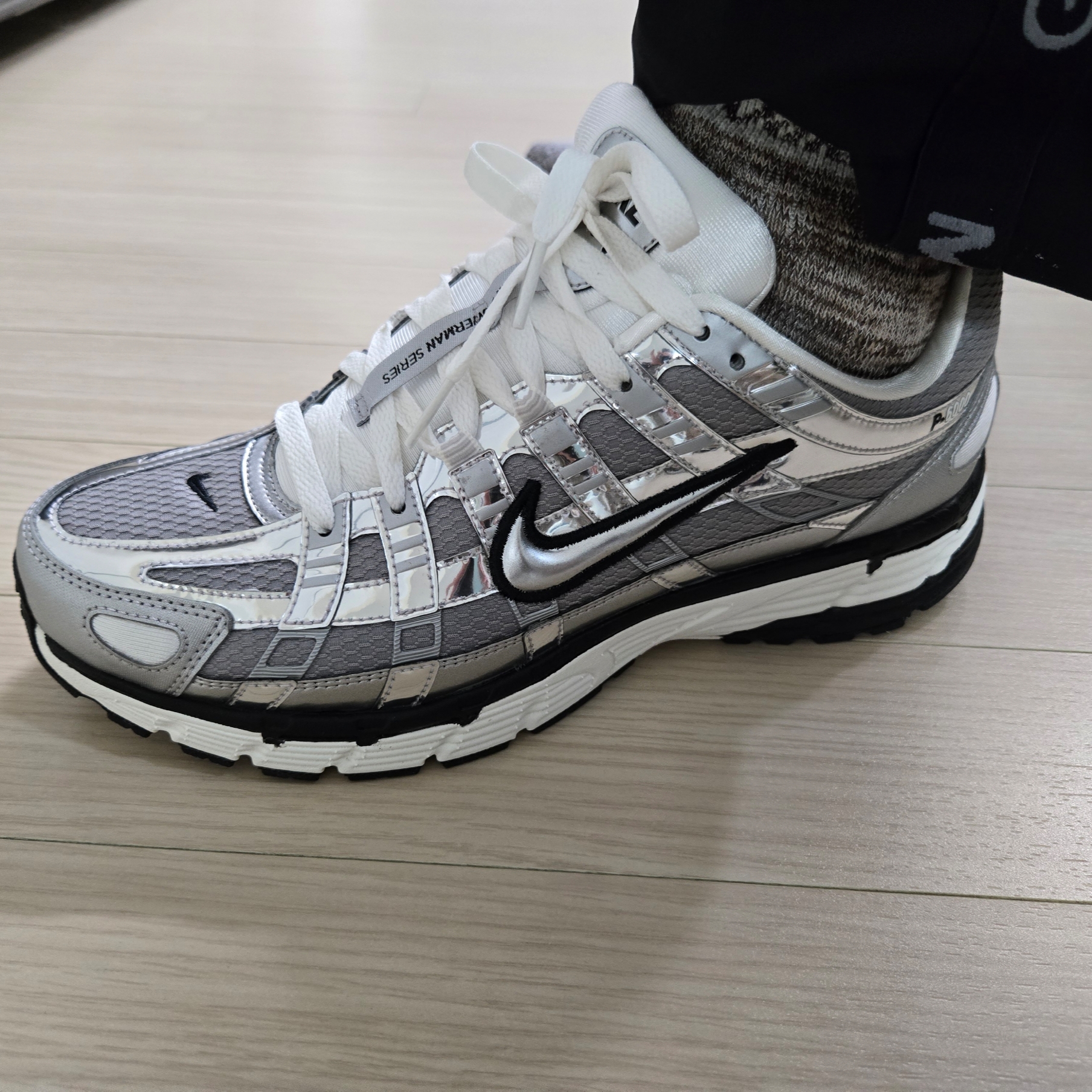 Nike P-6000 Metallic Silver 착용 스타일 - 1