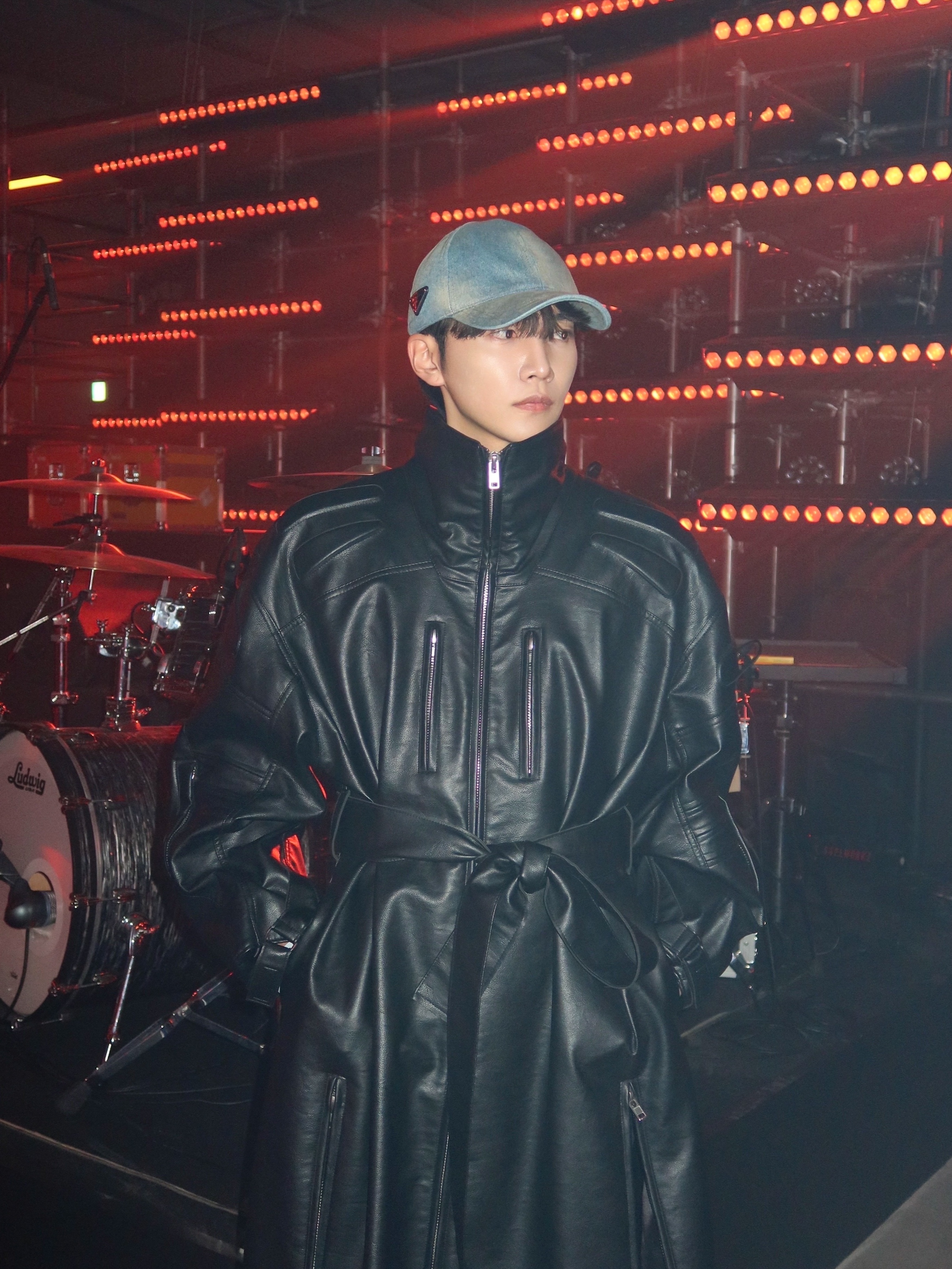 Prada Monolith Brushed Leather Loafers Black, Prada Denim Baseball Cap Light Blue 착용 스타일 - 3