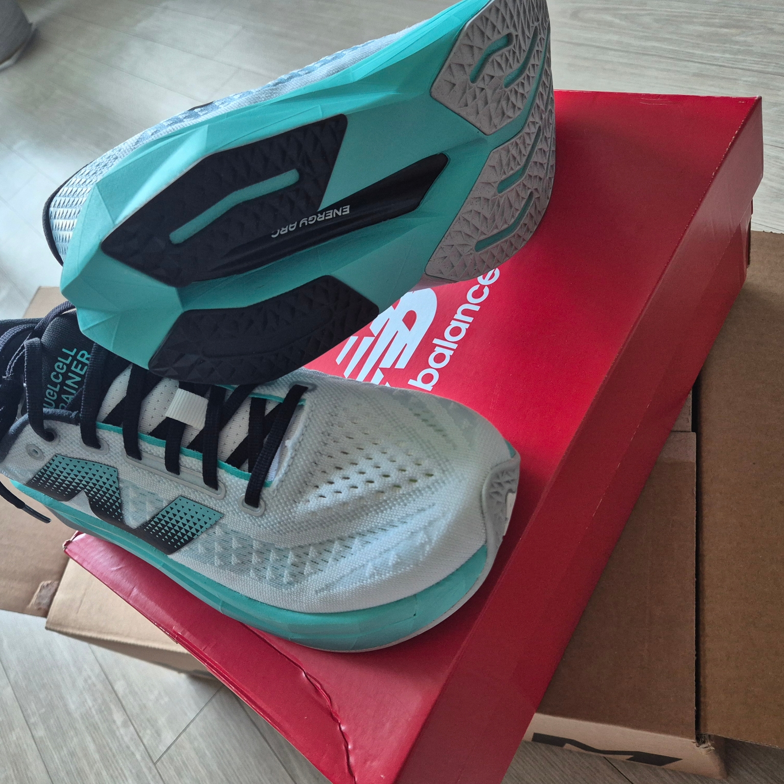 New Balance FuelCell Supercomp Trainer v3 White Cyber Jade - D Standard 착용 스타일 - 3