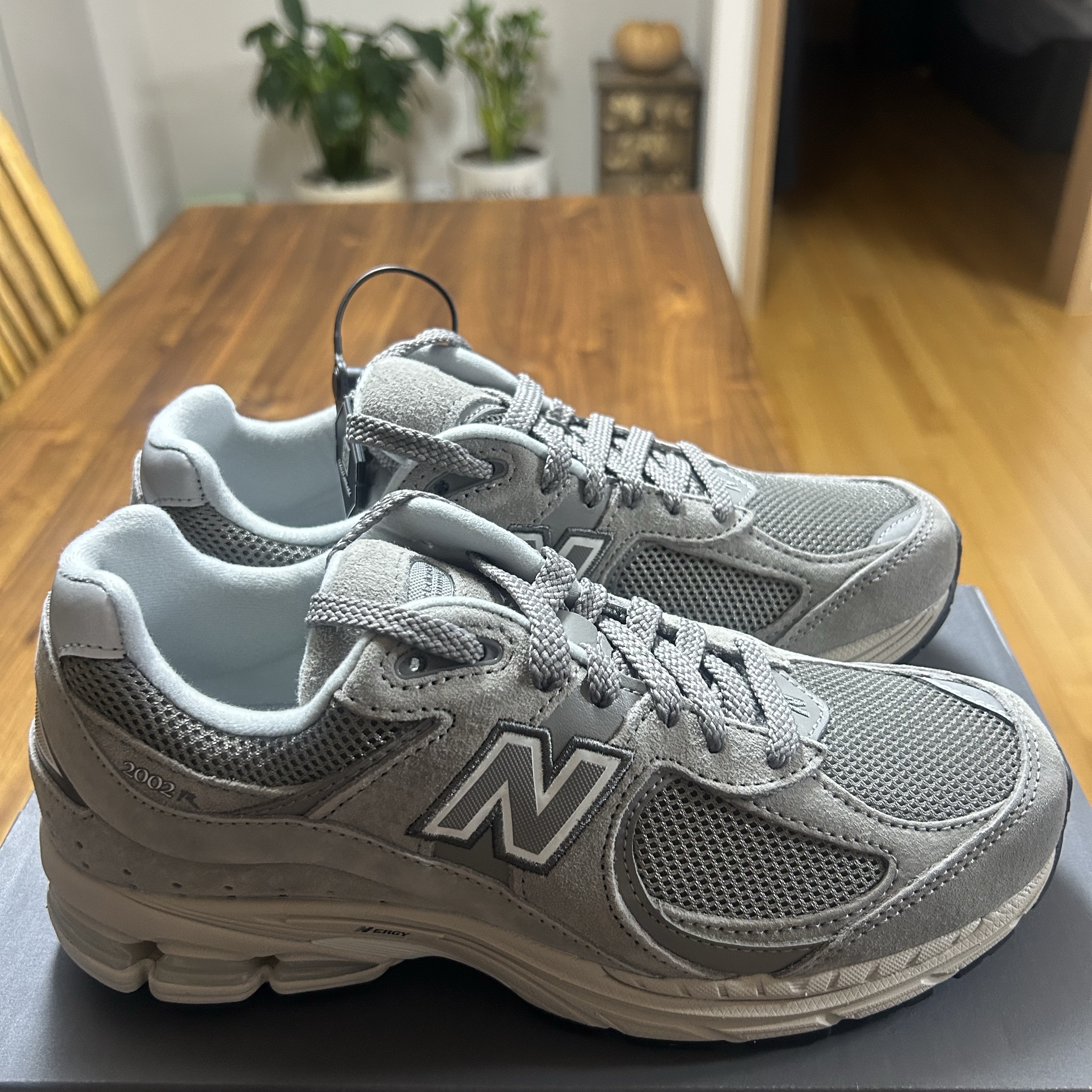 New Balance 2002R Grey 착용 스타일 - 2