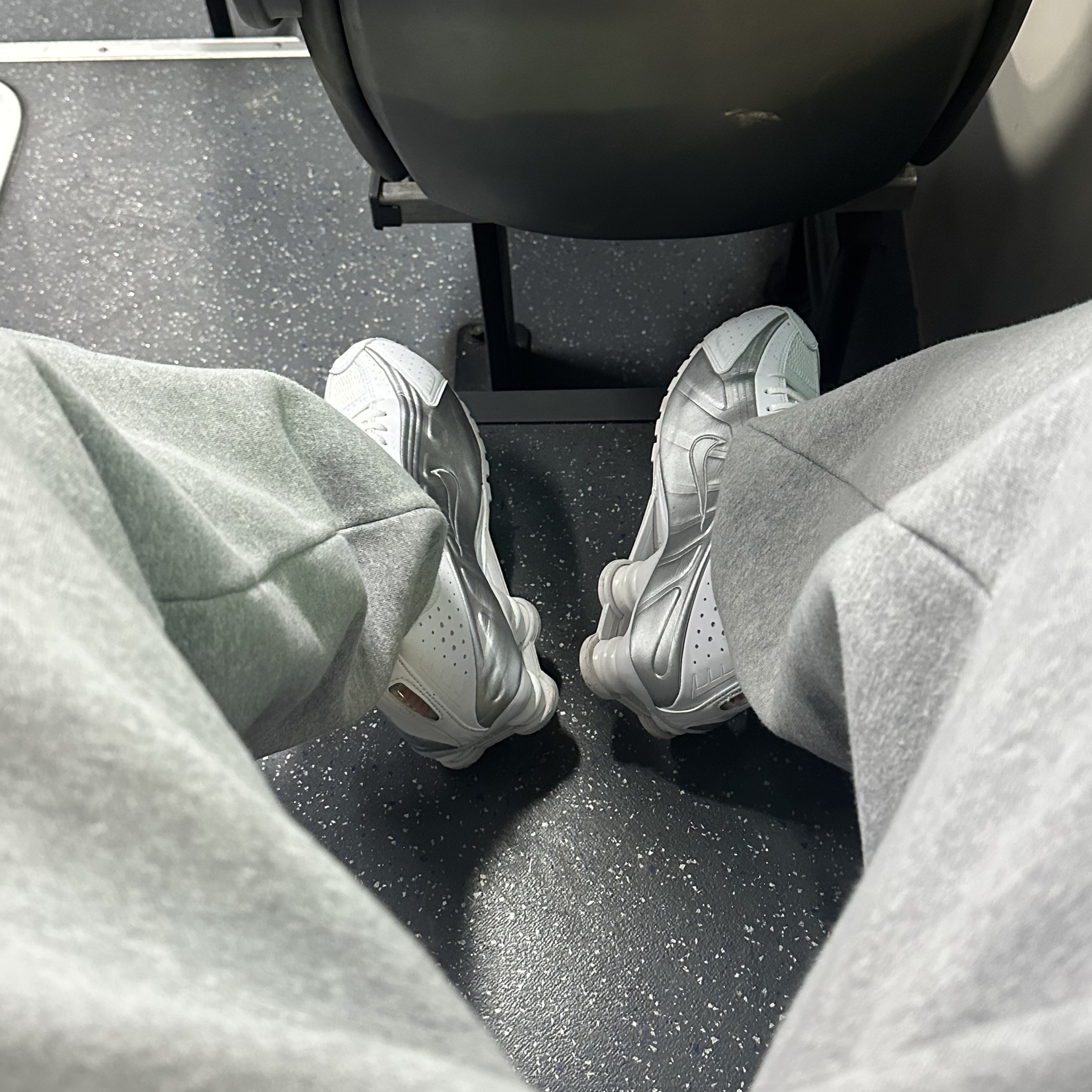 (W) Nike Shox R4 White Metallic Silver 착용 스타일