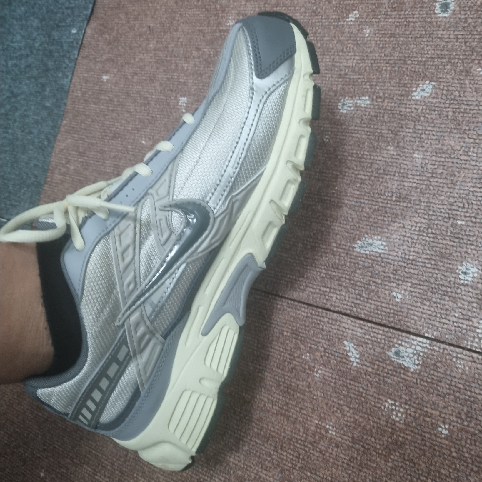 Nike Initiator Light Bone Smoke Grey 착용 스타일 - 1