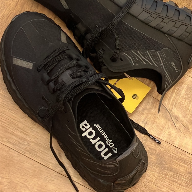 (W) Norda 001/A Cinder, (W) Norda 001/A Stealth Black 착용 스타일 - 3