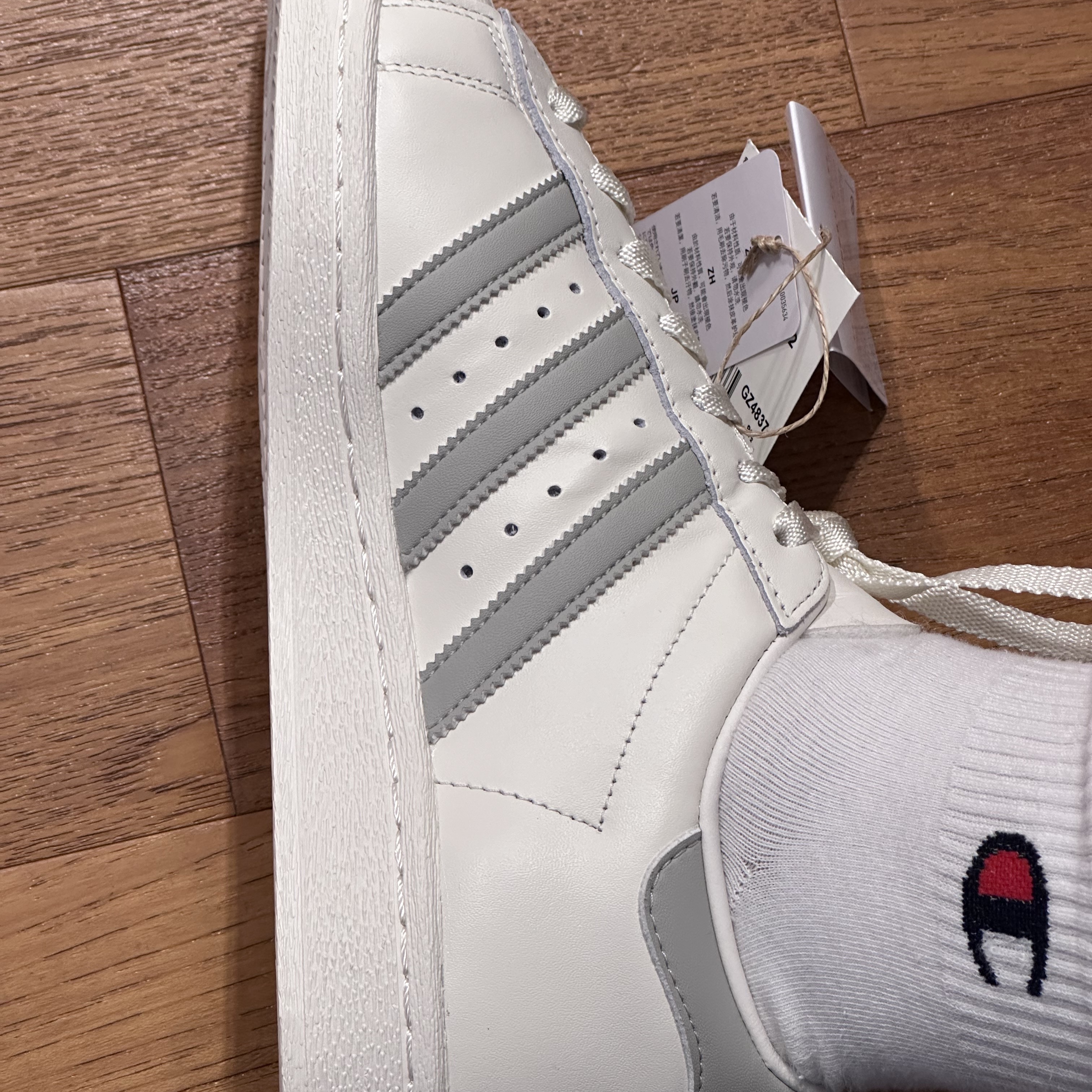 Adidas Superstar 82 Cloud White Metal Grey 착용 스타일 - 4