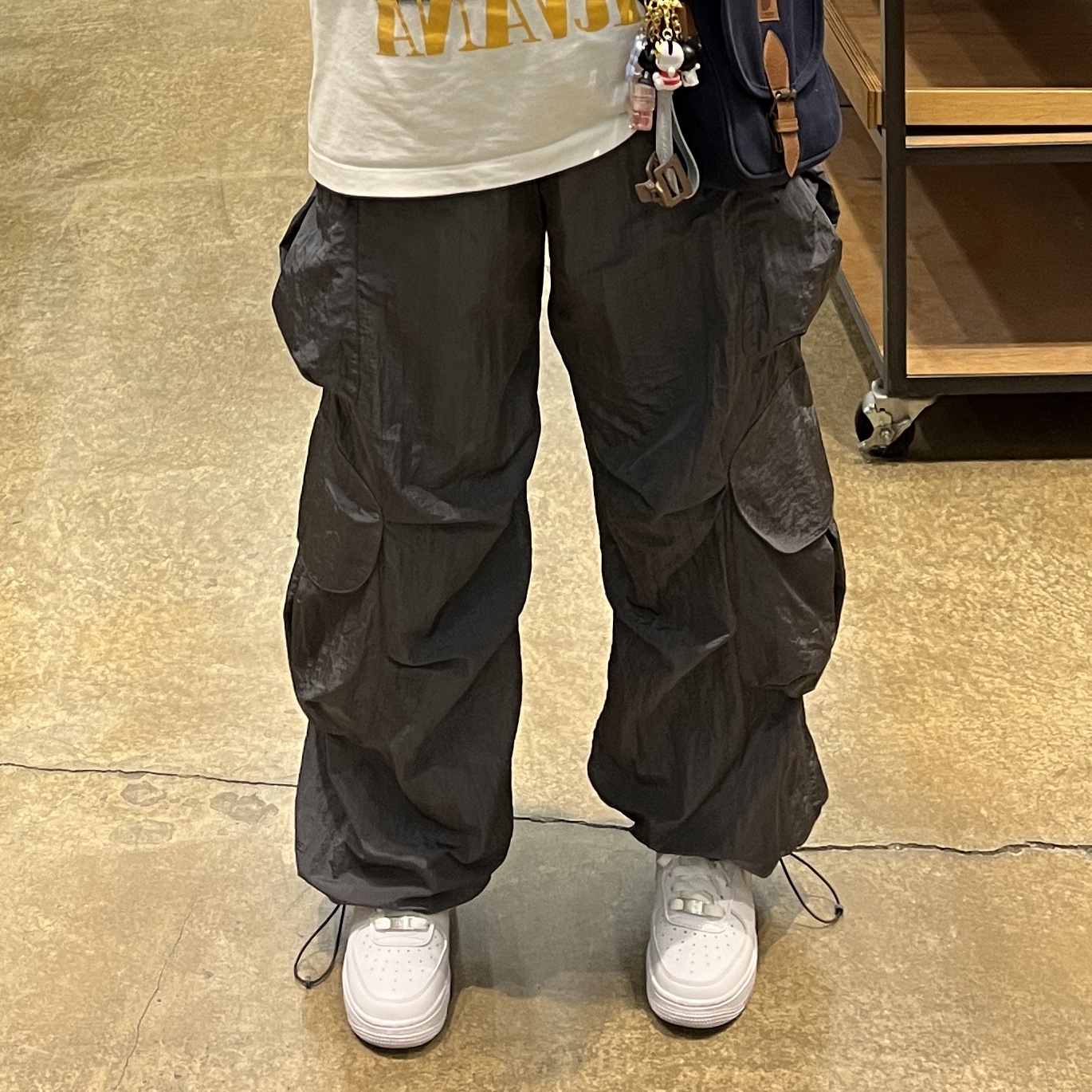 Suade Nylon Cargo Pants Grey 착용 스타일