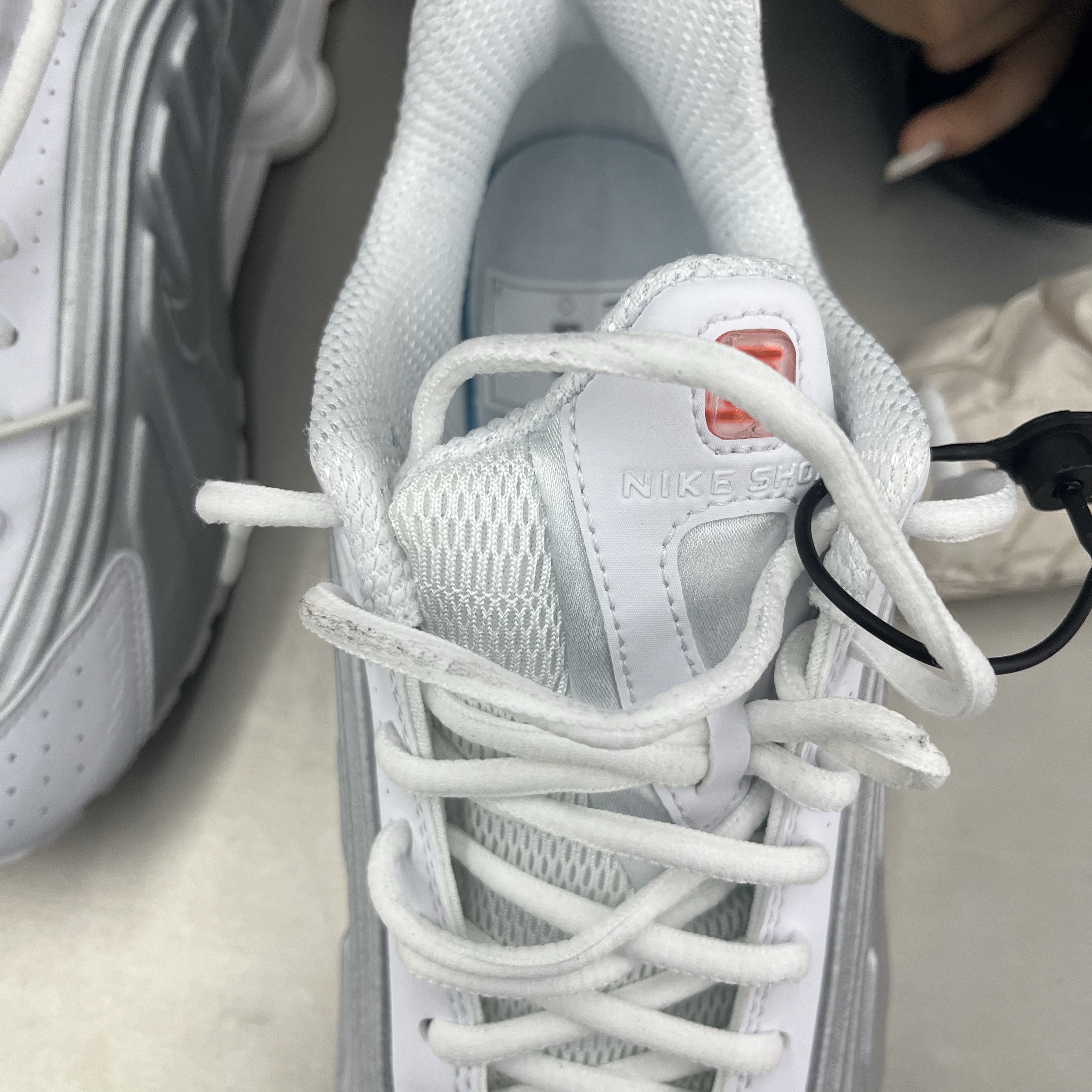 (W) Nike Shox R4 White Metallic Silver 착용 스타일