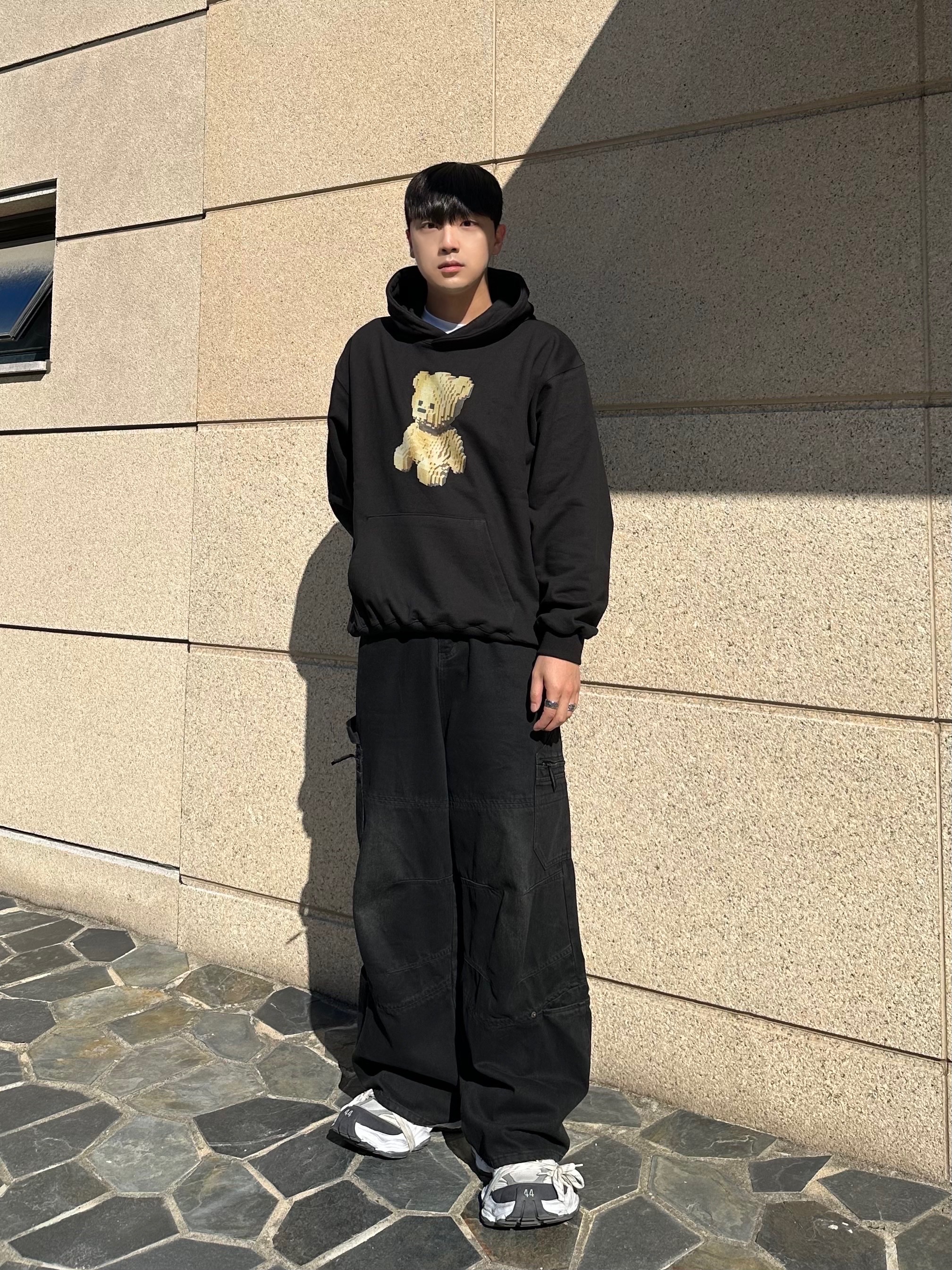 (W) Balenciaga Cargo Sneakers White Grey 착용 스타일 - 1