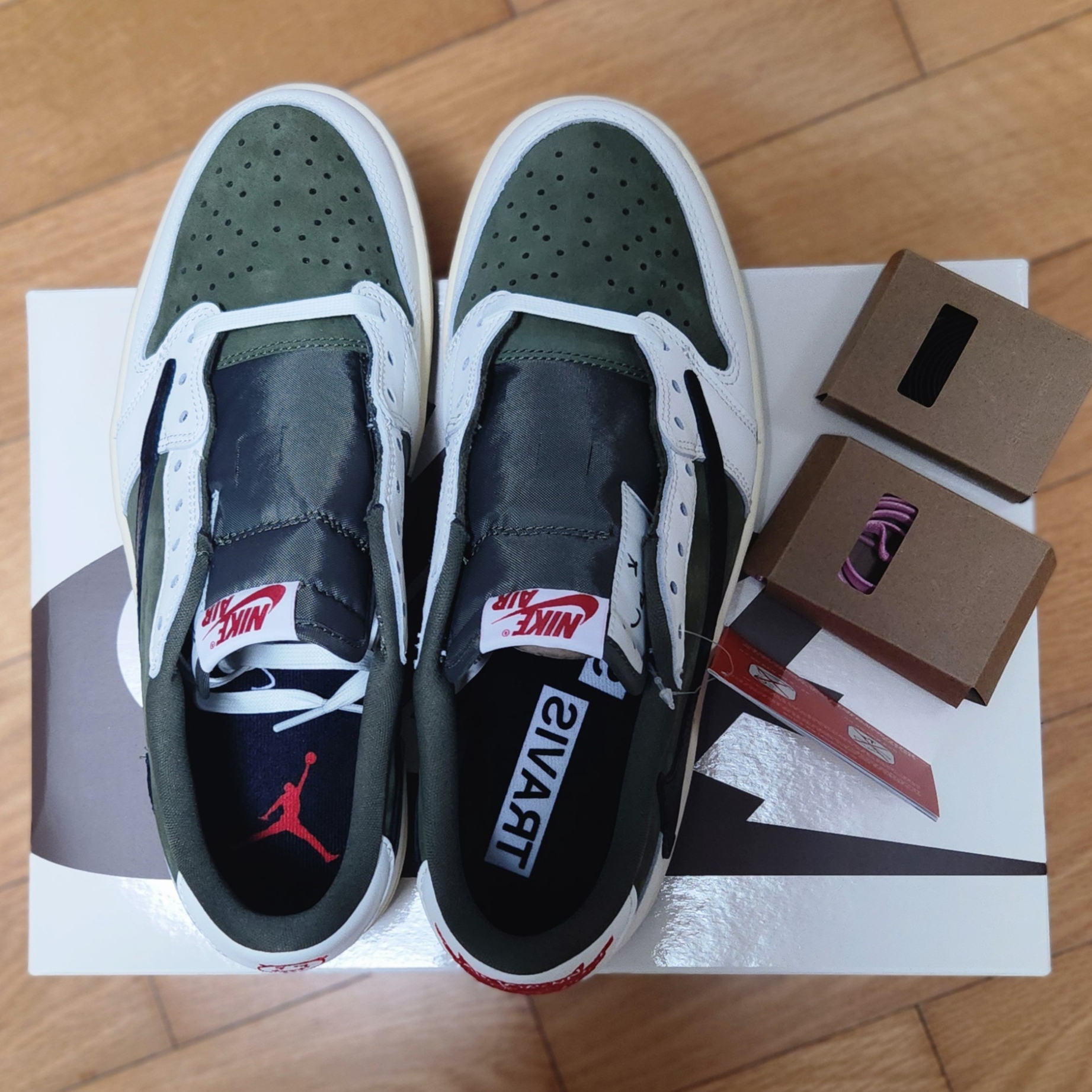 Jordan 1 x Travis Scott Retro Low OG SP Reverse Olive 착용 스타일