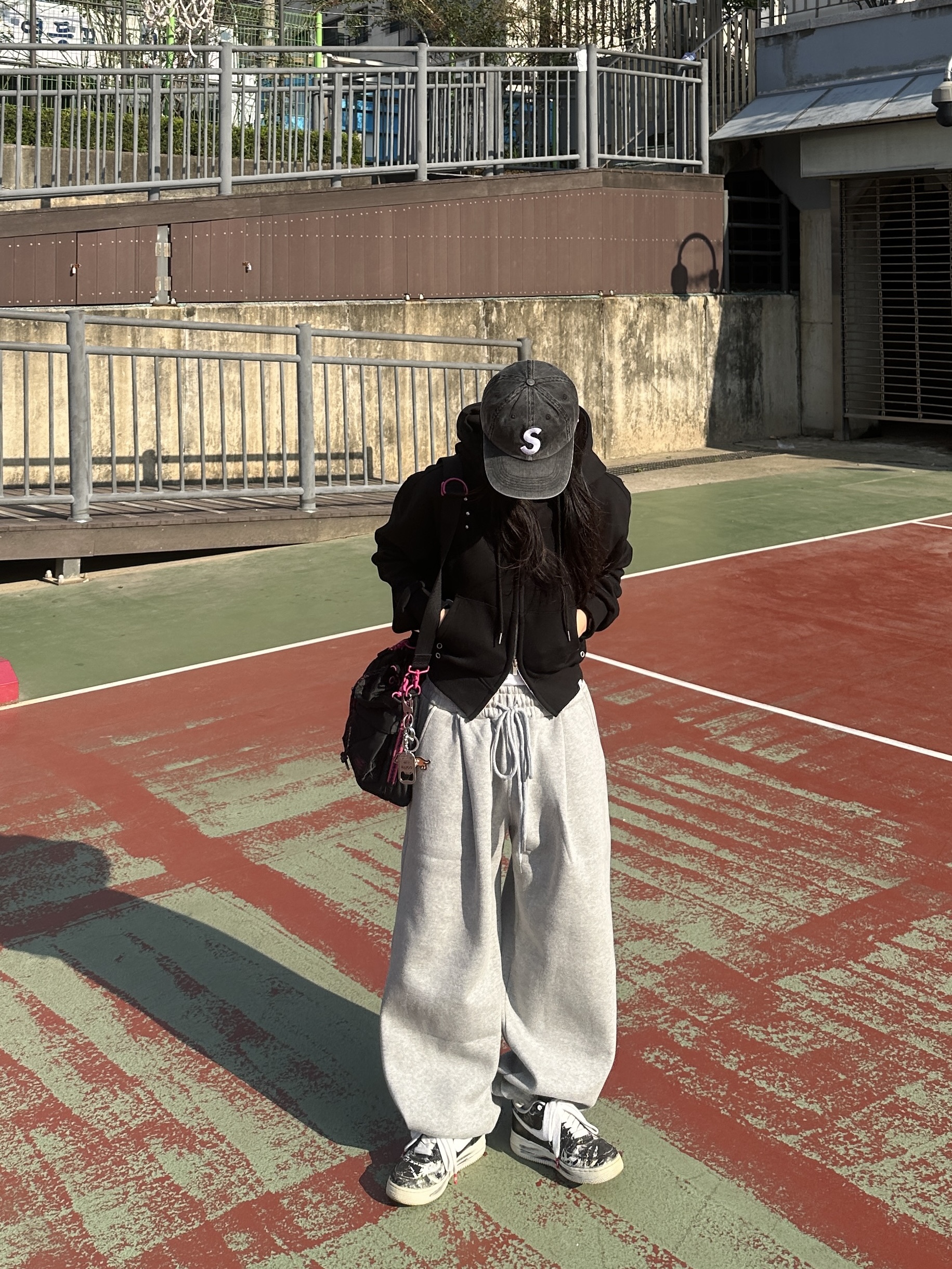Nike x Peaceminusone Air Force 1 Low Para-Noise, Undermycar Mu.03 Anti Fxxking Logo Play Oversized Sweat Jogger Melange Gray 착용 스타일 - 4