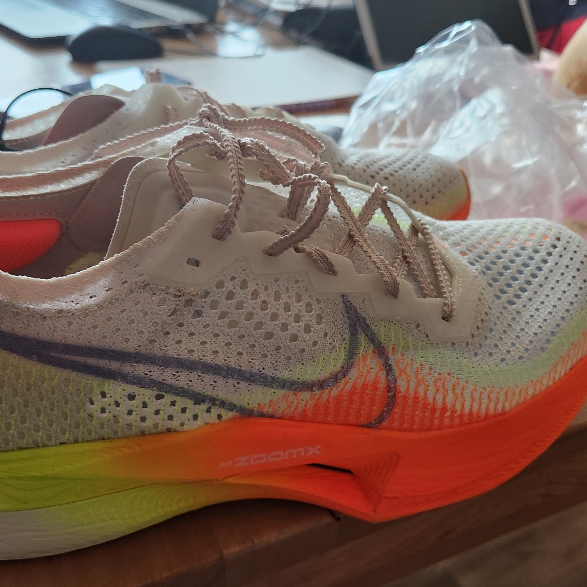 Nike ZoomX Vaporfly Next% 3 Sail Cobalt Bliss Total Orange 착용 스타일 - 2