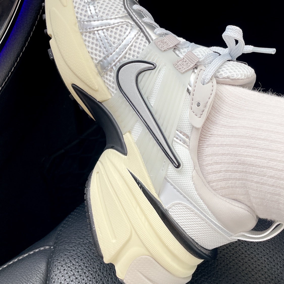 Nike V2K Run Summit White Metallic Silver 착용 스타일