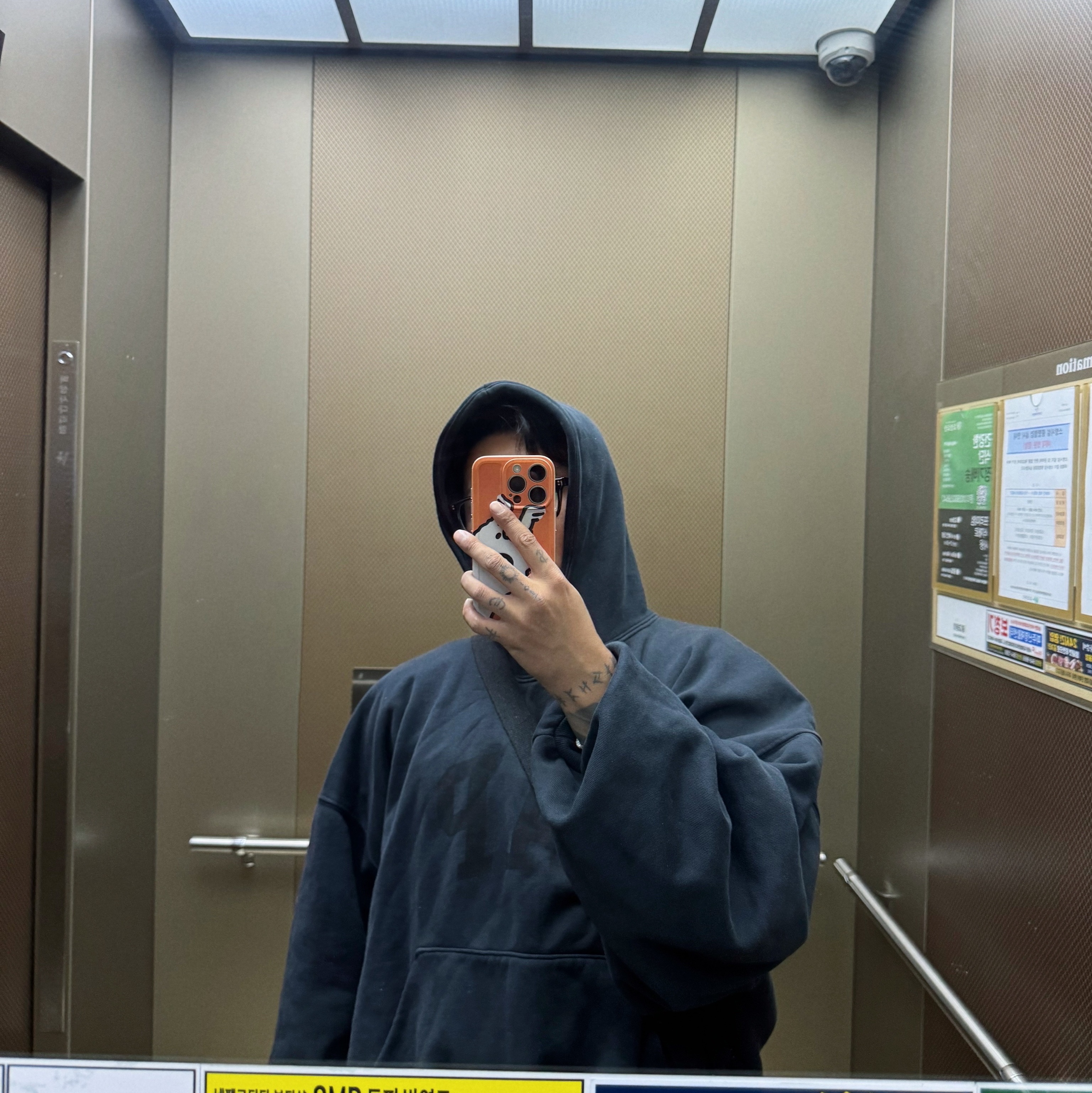 Yeezy Gap Engineered By Balenciaga Dove Hoodie Washed Black, Gentle Monster Karl 01 Black 착용 스타일