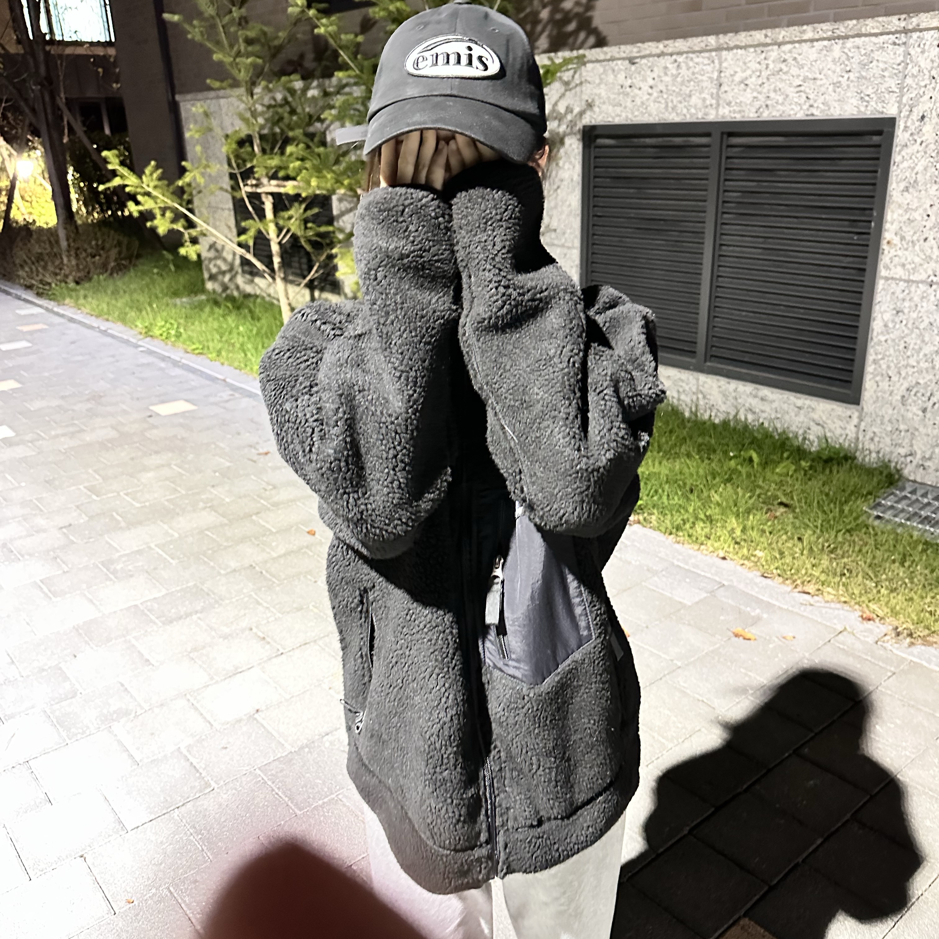 Emis Tone On Tone Wappen Ball Cap Black 착용 스타일