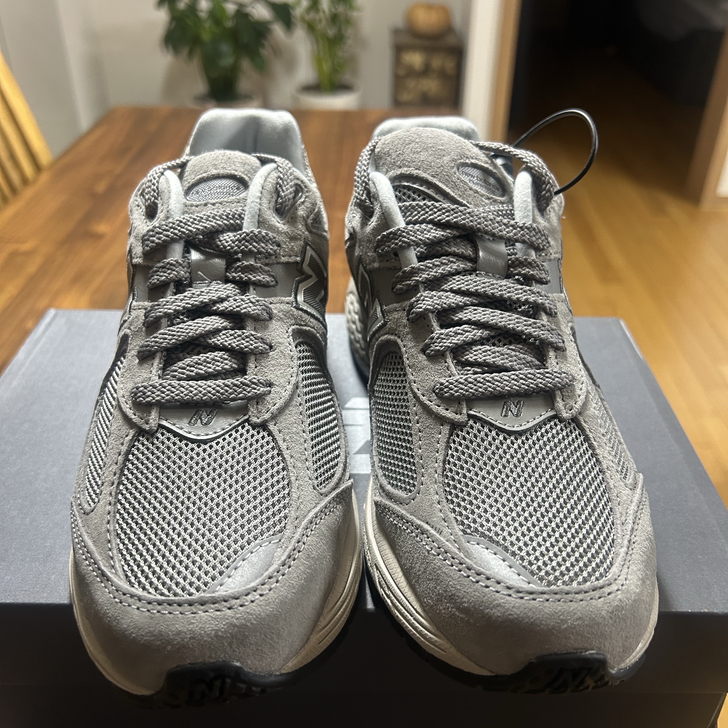 New Balance 2002R Grey 착용 스타일 - 1