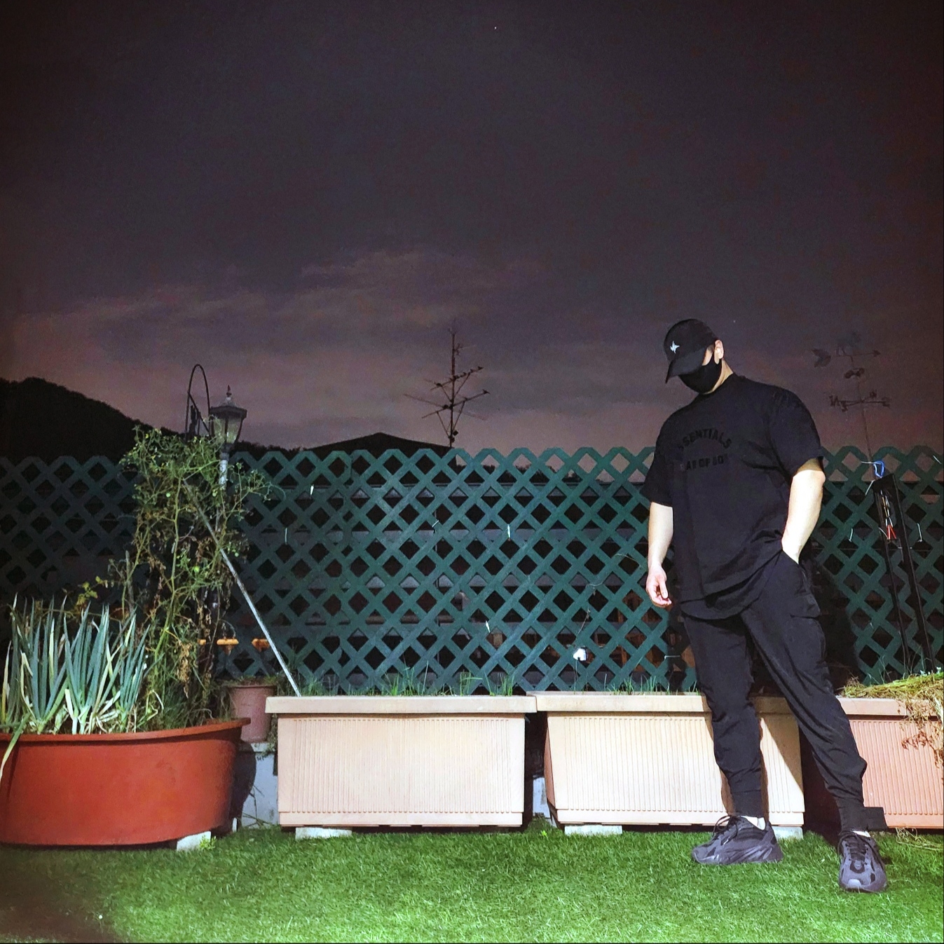 Essentials The Black Collection T-Shirt Black - 23SS, Adidas Yeezy Boost 700 V2 Vanta 2019 착용 스타일 - 1