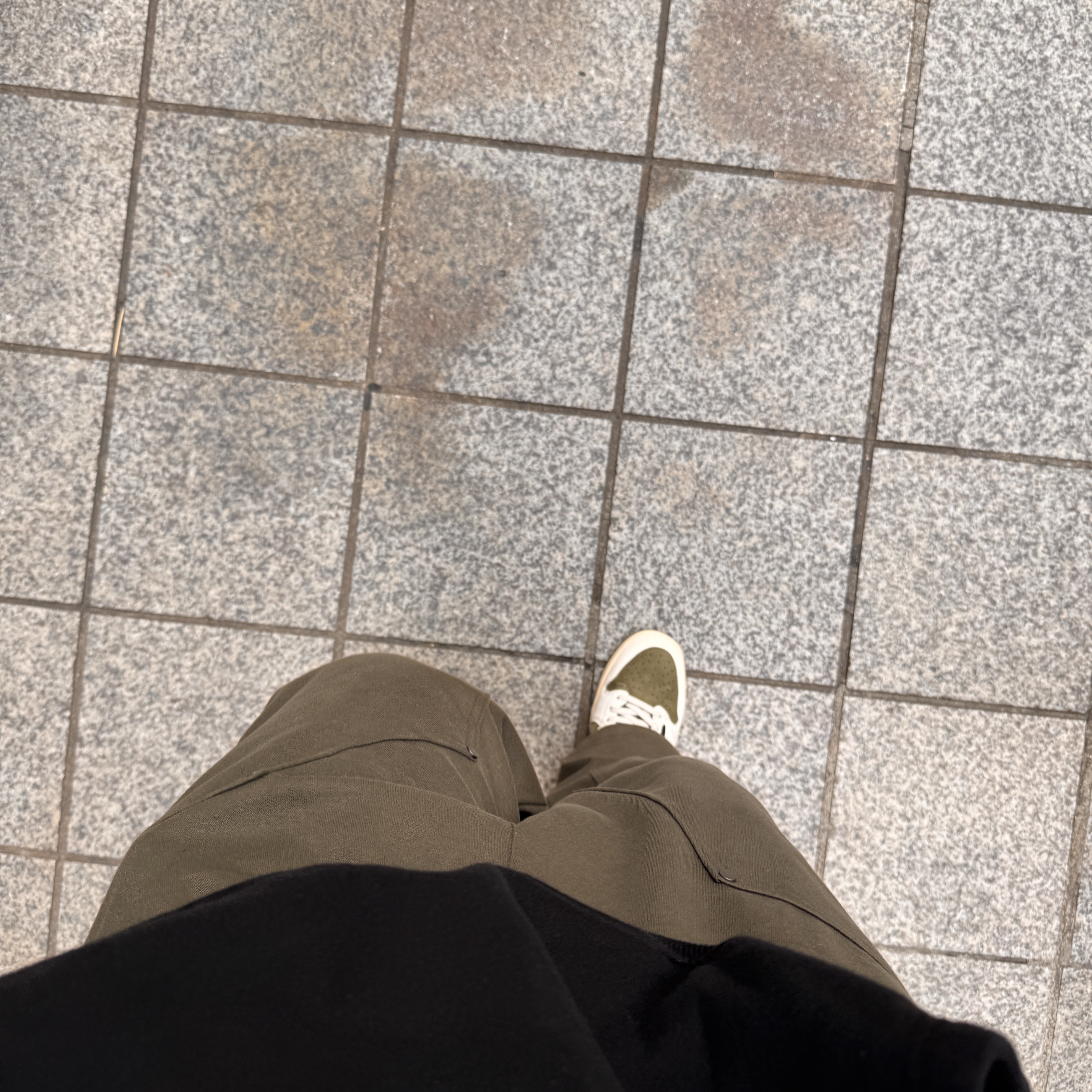 Jordan 1 x Travis Scott Retro Low OG SP Reverse Olive, (W) Jordan 1 x Travis Scott Retro Low OG SP Canary 착용 스타일 - 3